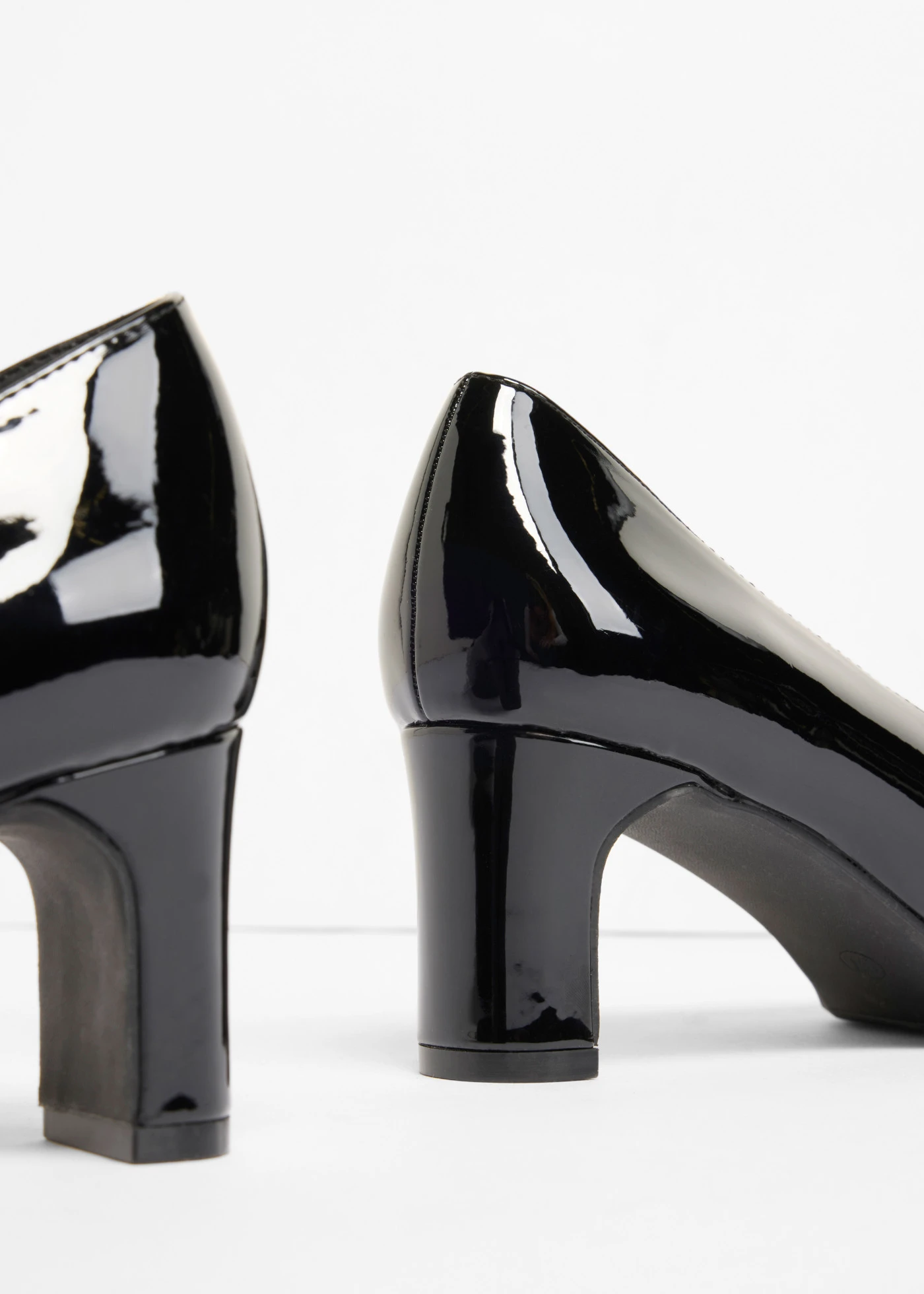 Pumps met laklook • zwart • bonprix online shop