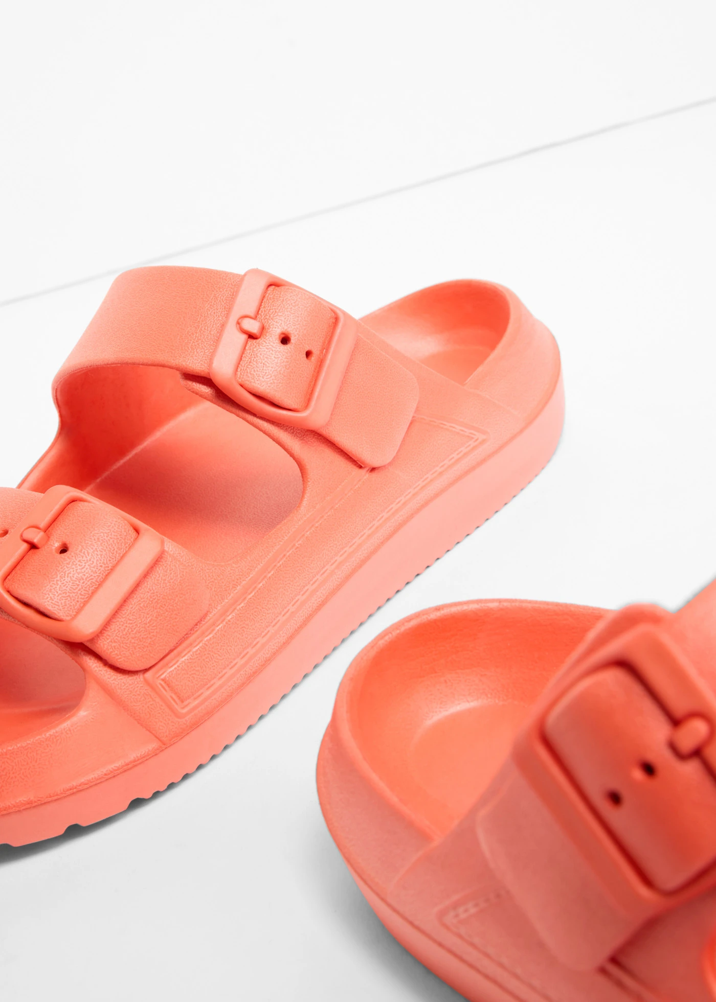 Papuci din material impermeabil • roz-corai • magazin bonprix