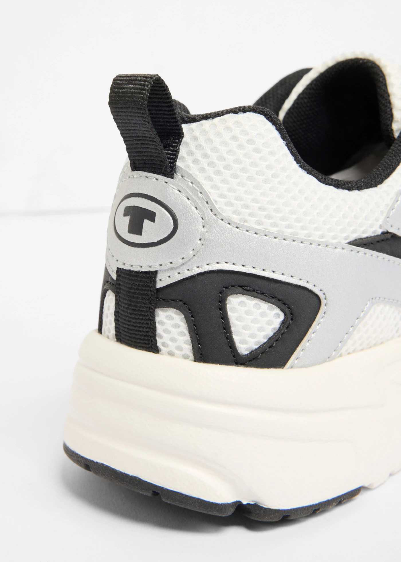 Niskie sneakersy na grubej podeszwie Tom Tailor z lekką podeszwą • biało-srebrny • sklep bonprix