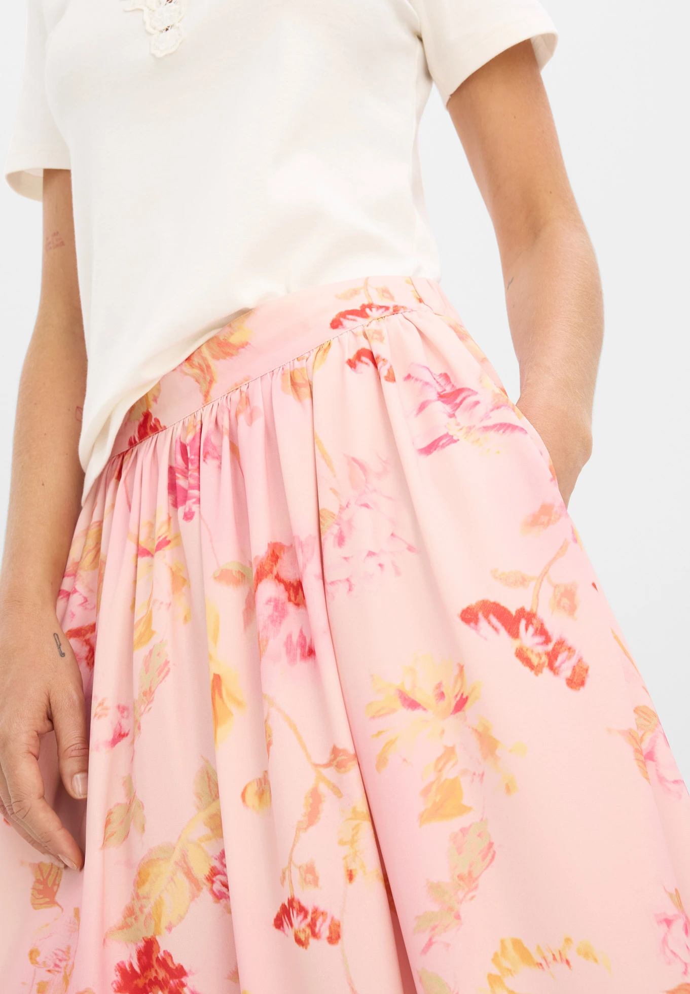 Jupe longue en crêpe léger • rose/fuchsia floral • Boutique bonprix