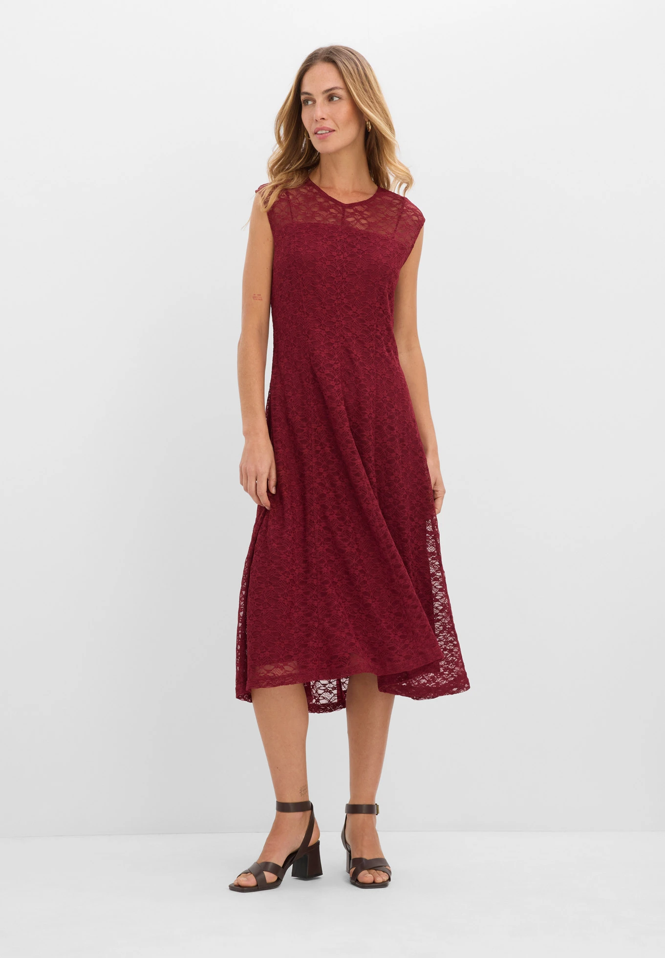 Robe évasée en dentelle • rouge rubis • Boutique bonprix