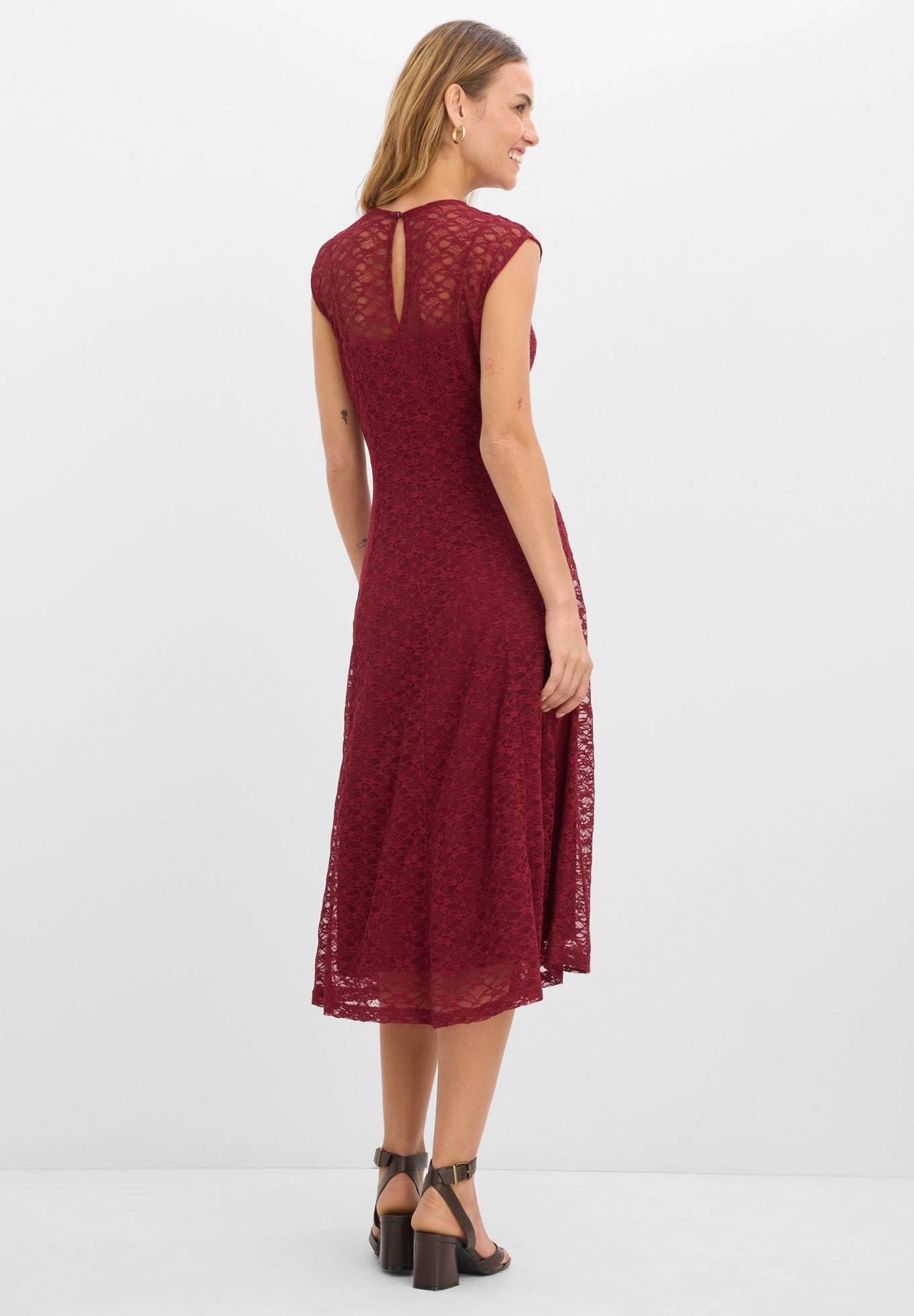 Robe évasée en dentelle • rouge rubis • Boutique bonprix