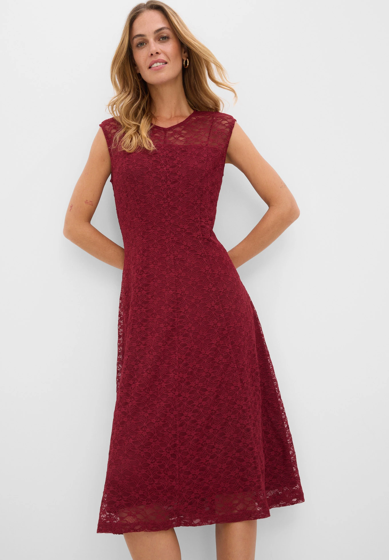 Robe évasée en dentelle • rouge rubis • Boutique bonprix