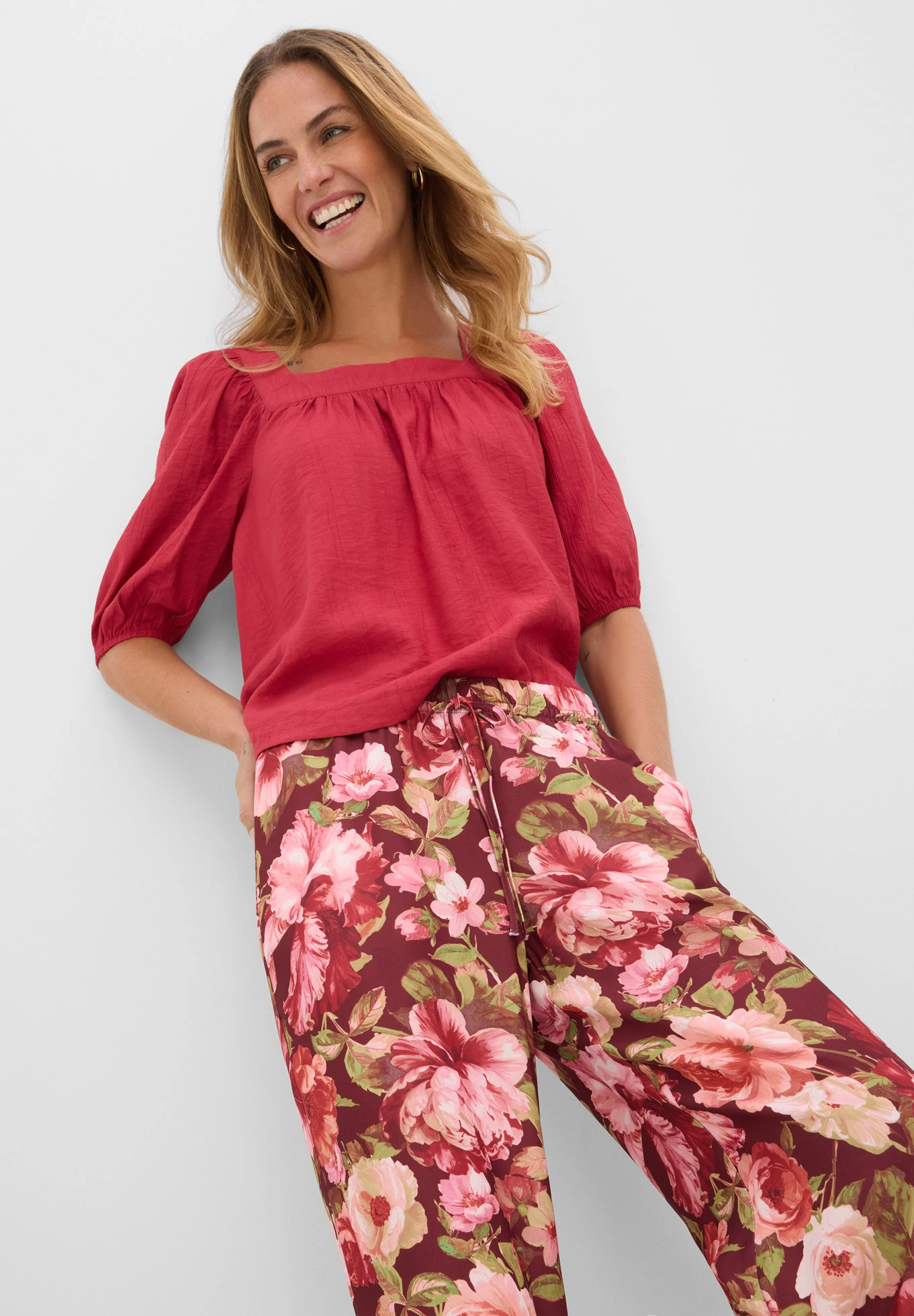 Pantaloni Marlene • roșu-rubiniu floral • magazin bonprix