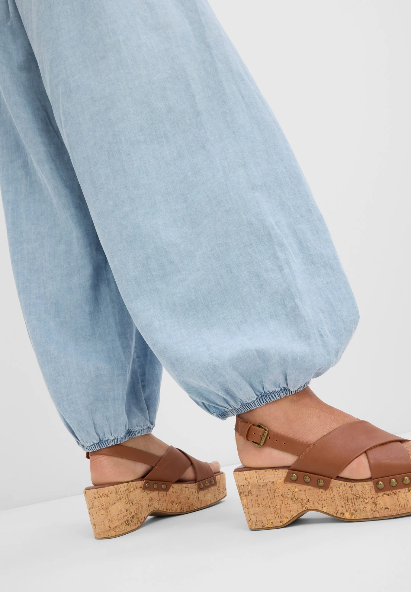 Spodnie haremki z przewiewnej mieszanki lnu • jasnoniebieski denim • sklep bonprix