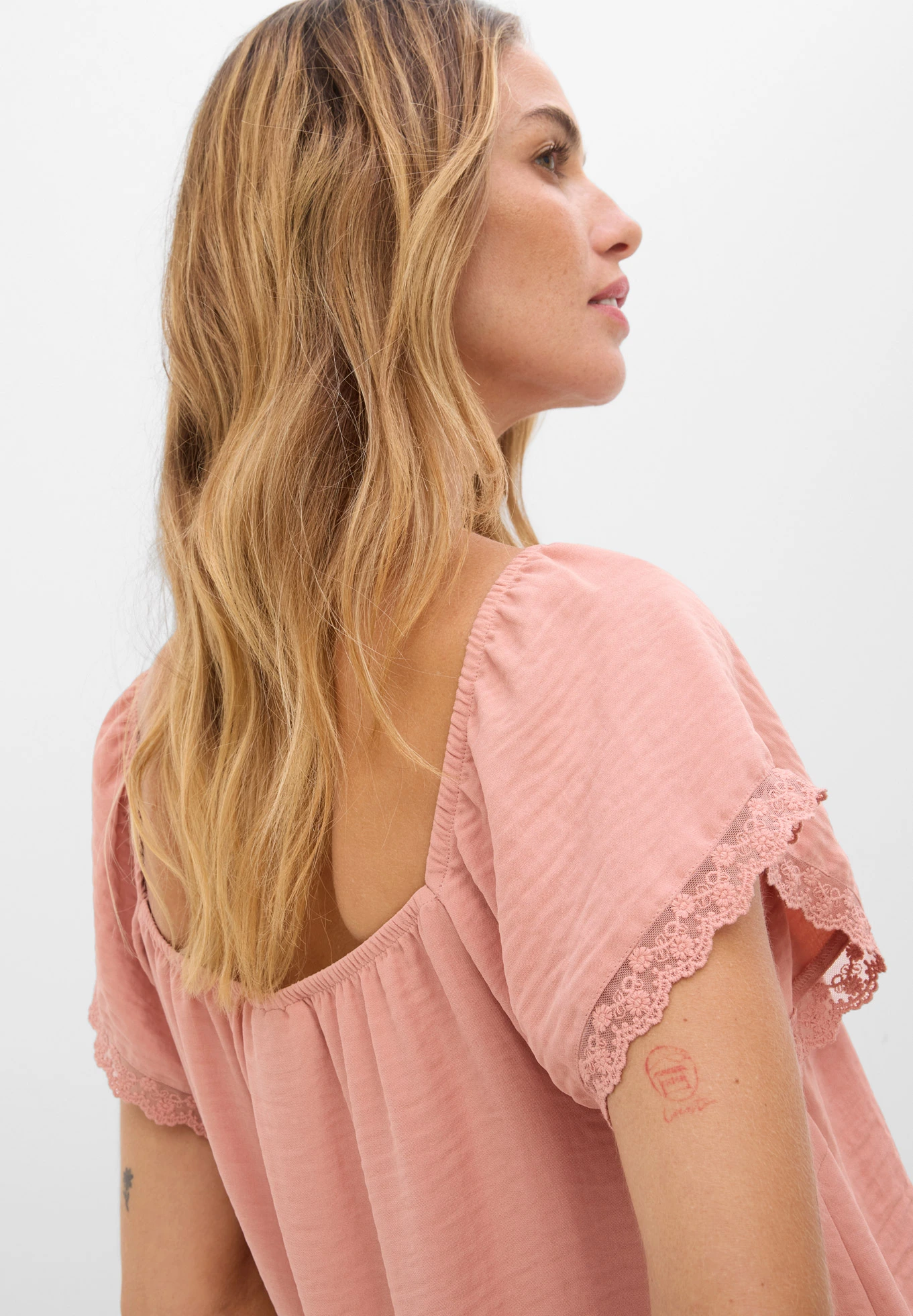 Top blouse en crêpe légère • marron poudré • Boutique bonprix