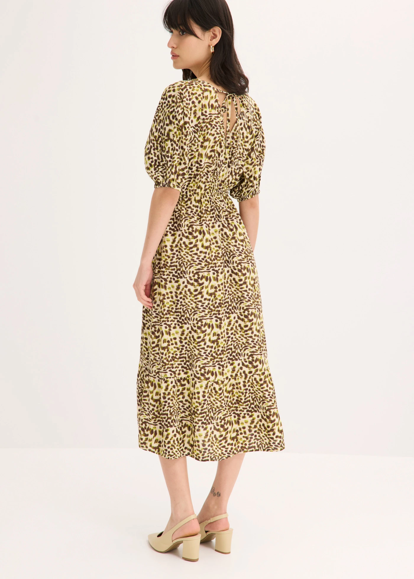 Robe midi en viscose fluide • beige galet-vert nature • Boutique bonprix