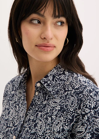 Blúz finom viszkóz keverékből • sötétkék-gyöngyfehér Paisley • bonprix áruház