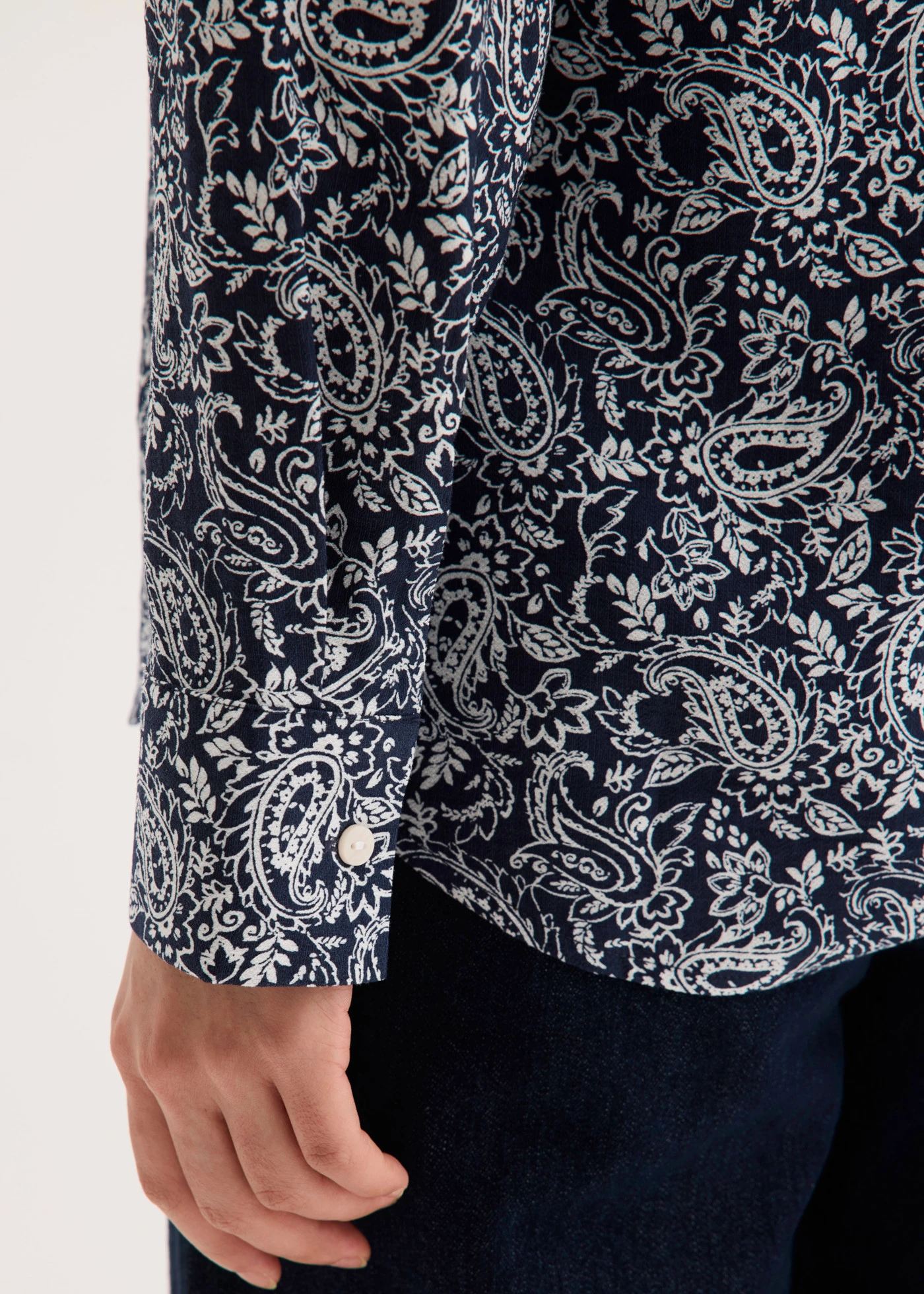 Chemisier en fine viscose mélangée • bleu foncé-blanc nacré paisley • Boutique bonprix