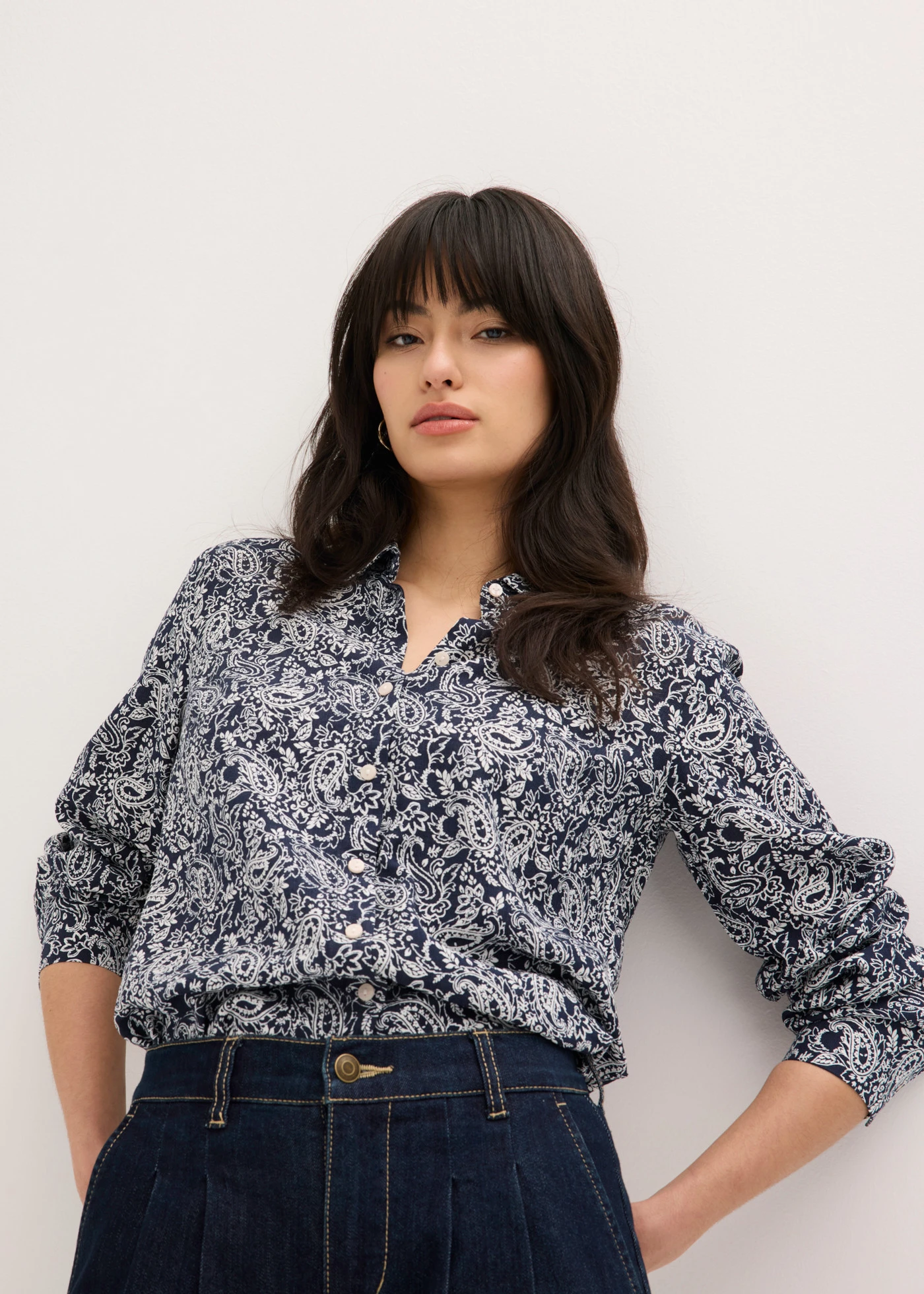 Chemisier en fine viscose mélangée • bleu foncé-blanc nacré paisley • Boutique bonprix