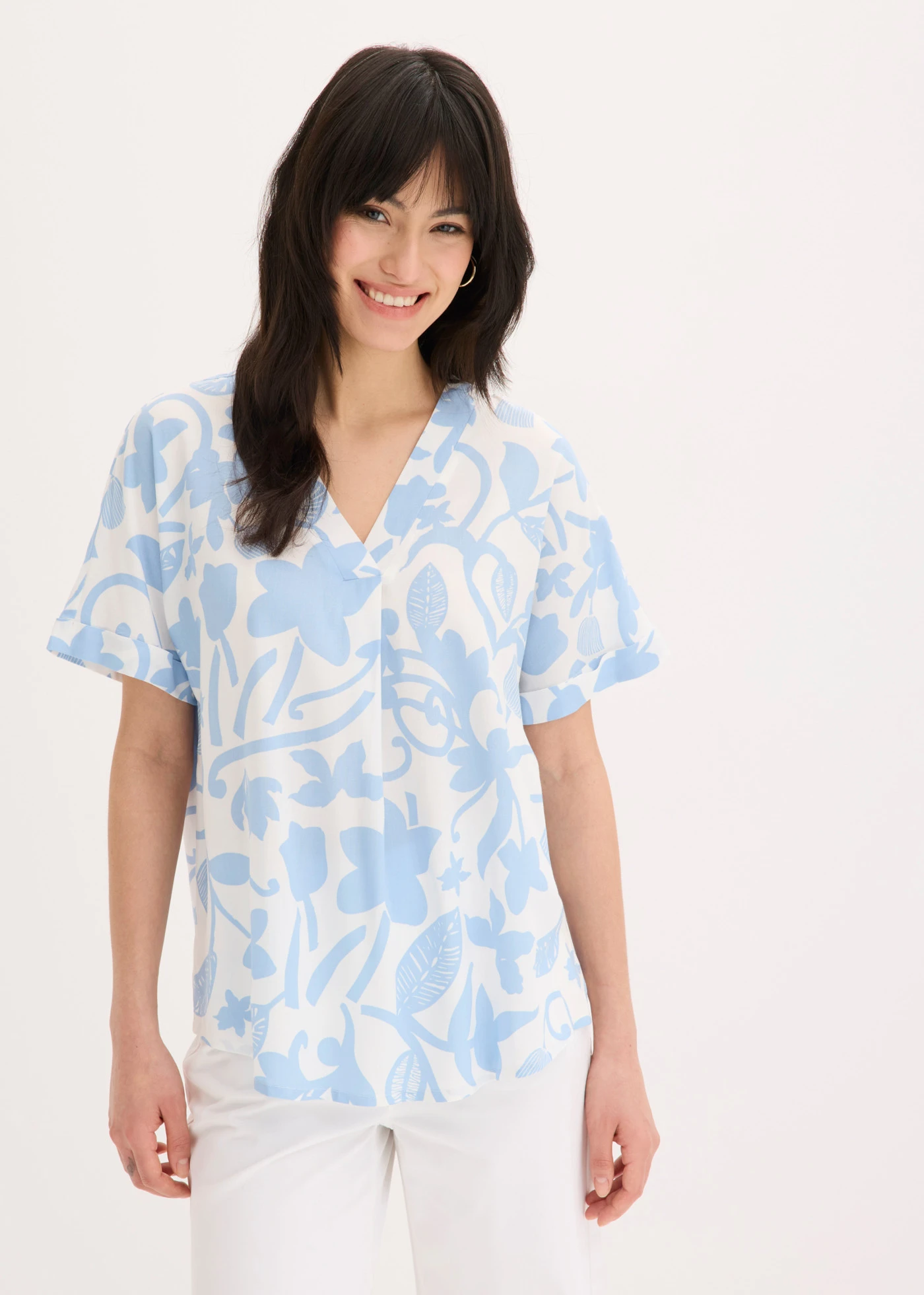 Gedessineerde tuniekblouse van soepele viscose • wolwit/lichtblauw gebloemd • bonprix online shop