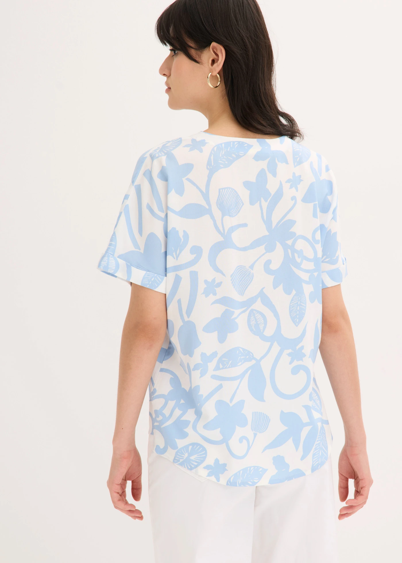 Gedessineerde tuniekblouse van soepele viscose • wolwit/lichtblauw gebloemd • bonprix online shop