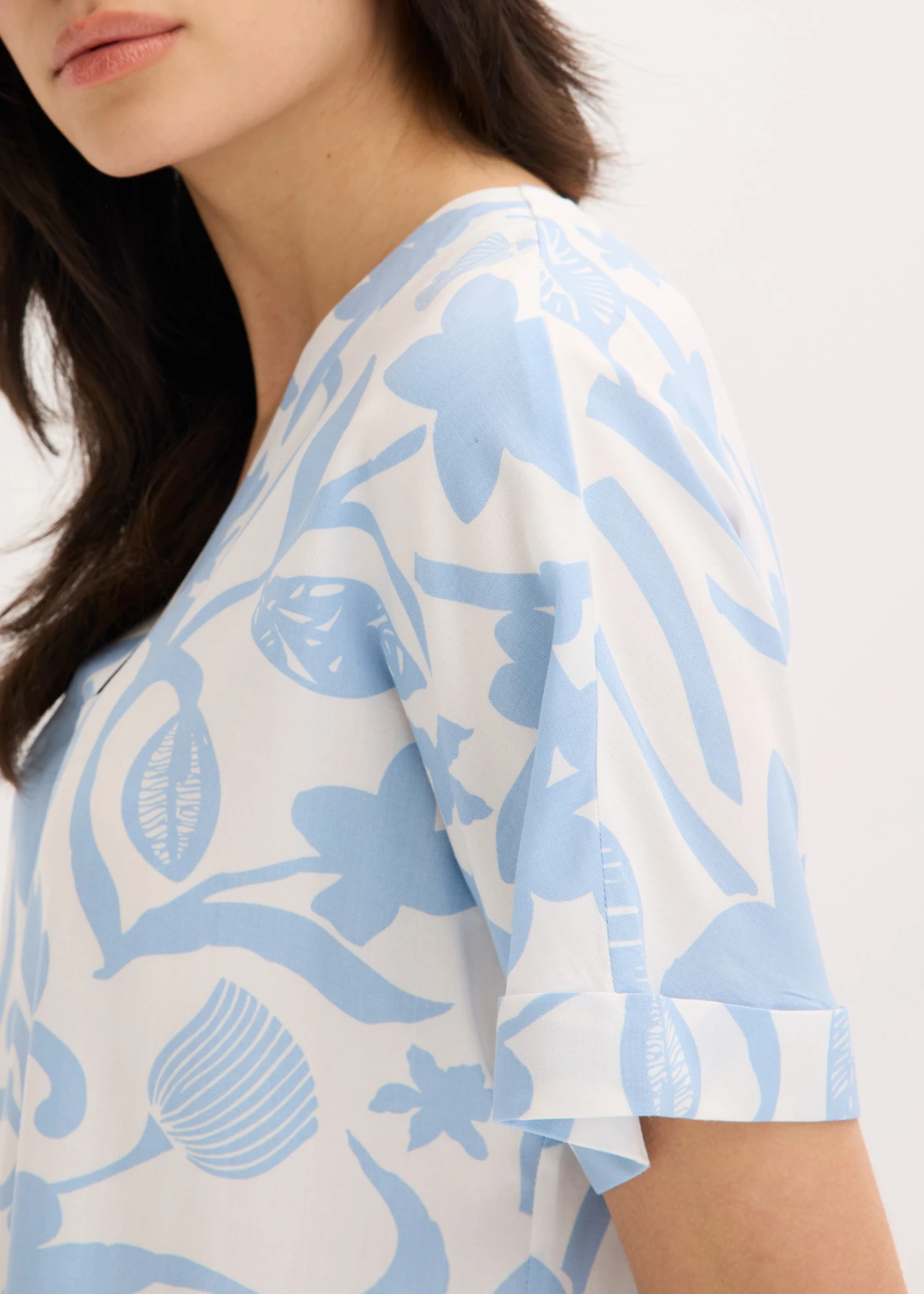 Gedessineerde tuniekblouse van soepele viscose • wolwit/lichtblauw gebloemd • bonprix online shop