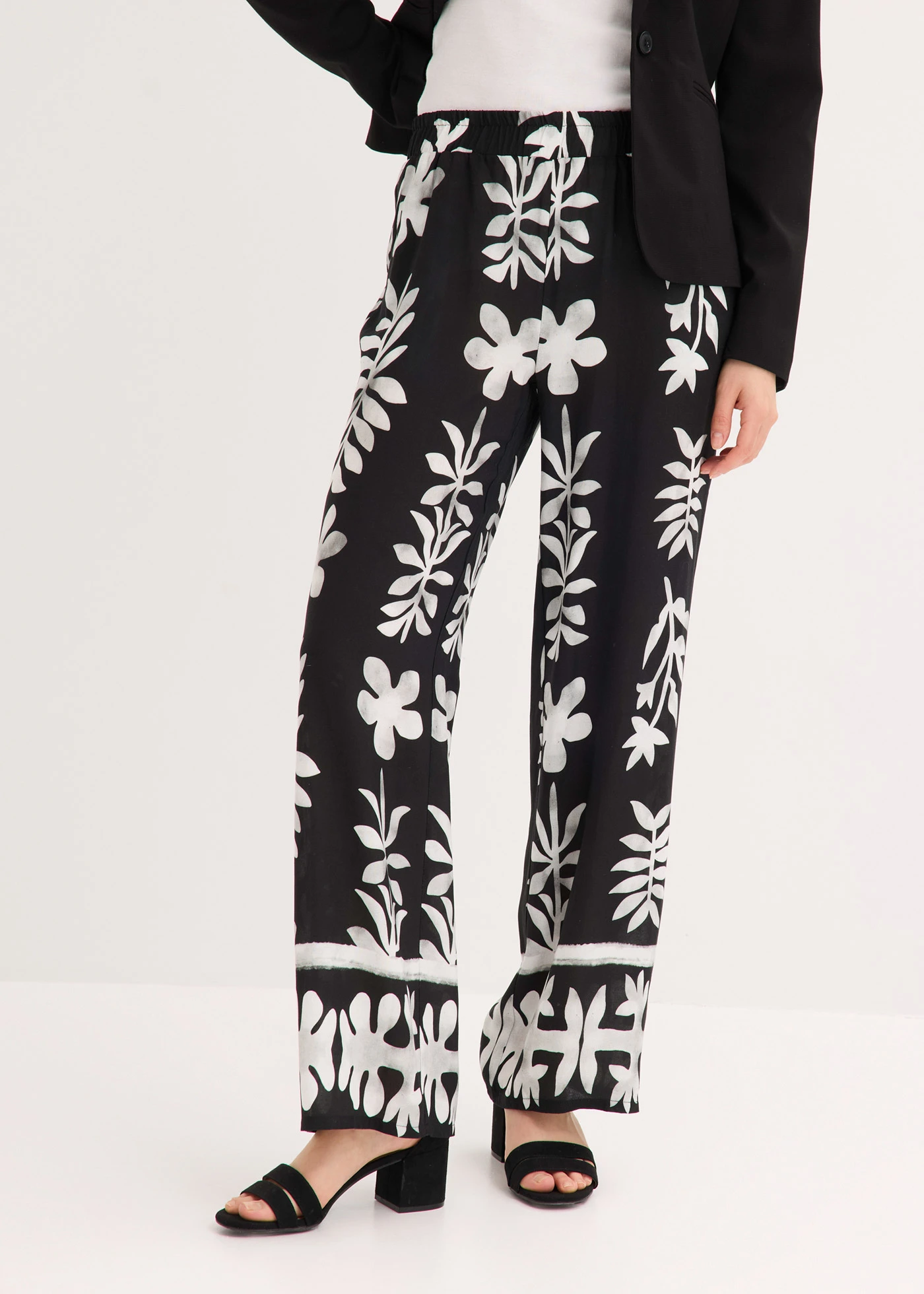 Pantalon imprimé en viscose fluide • noir-blanc floral • Boutique bonprix