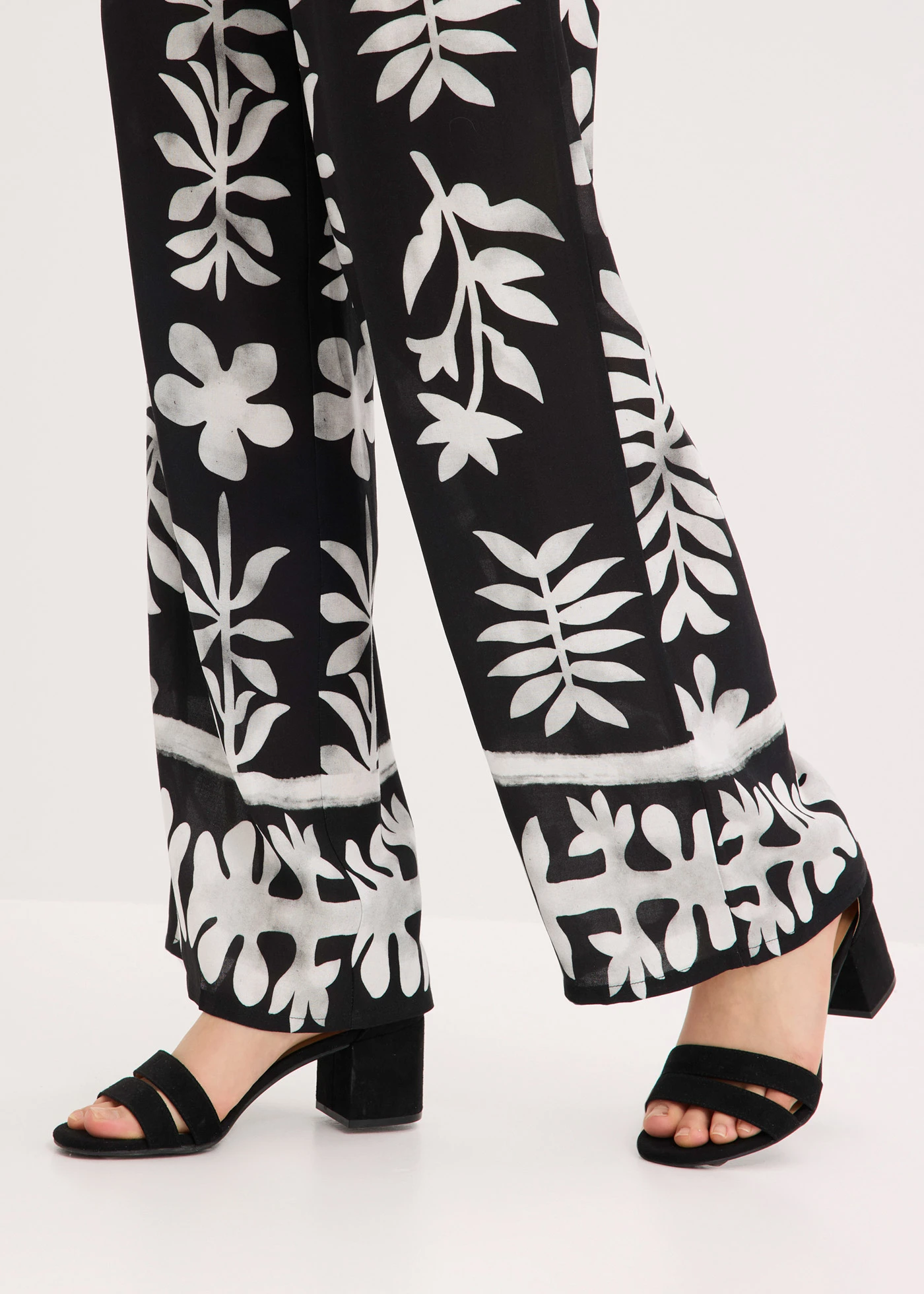 Pantaloni cu imprimeu din viscoză fluidă • negru/alb floral • magazin bonprix