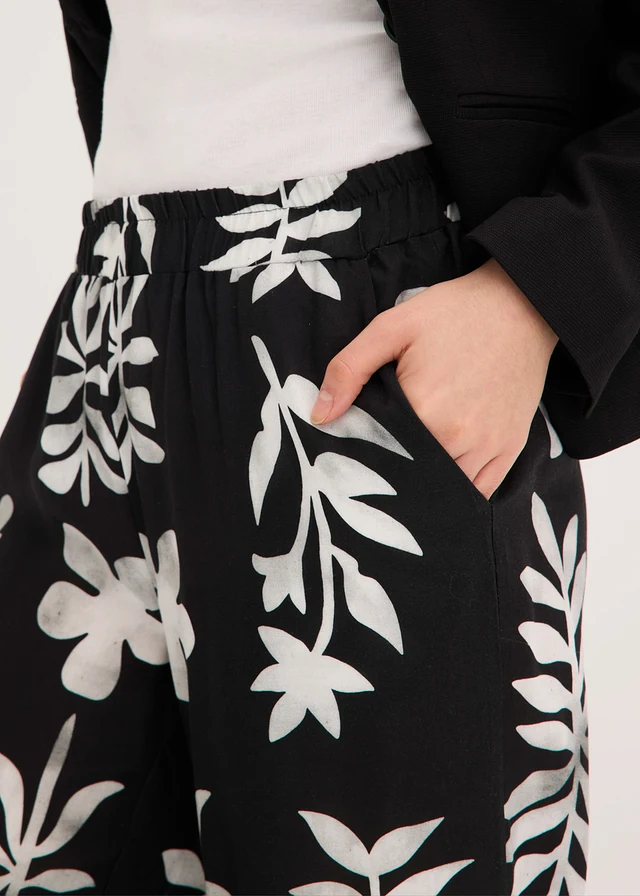 Pantalon imprimé en viscose fluide • noir-blanc floral • product-page.page-title-suffix