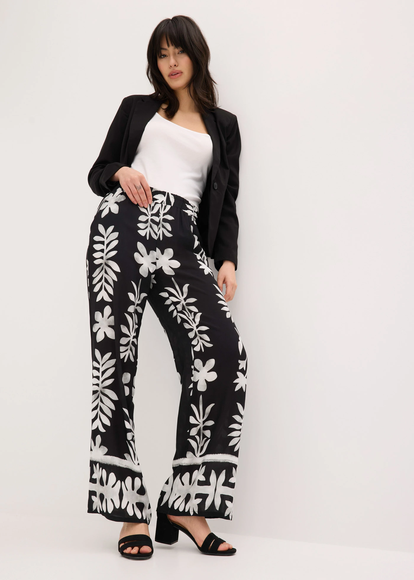 Pantalon imprimé en viscose fluide • noir-blanc floral • Boutique bonprix