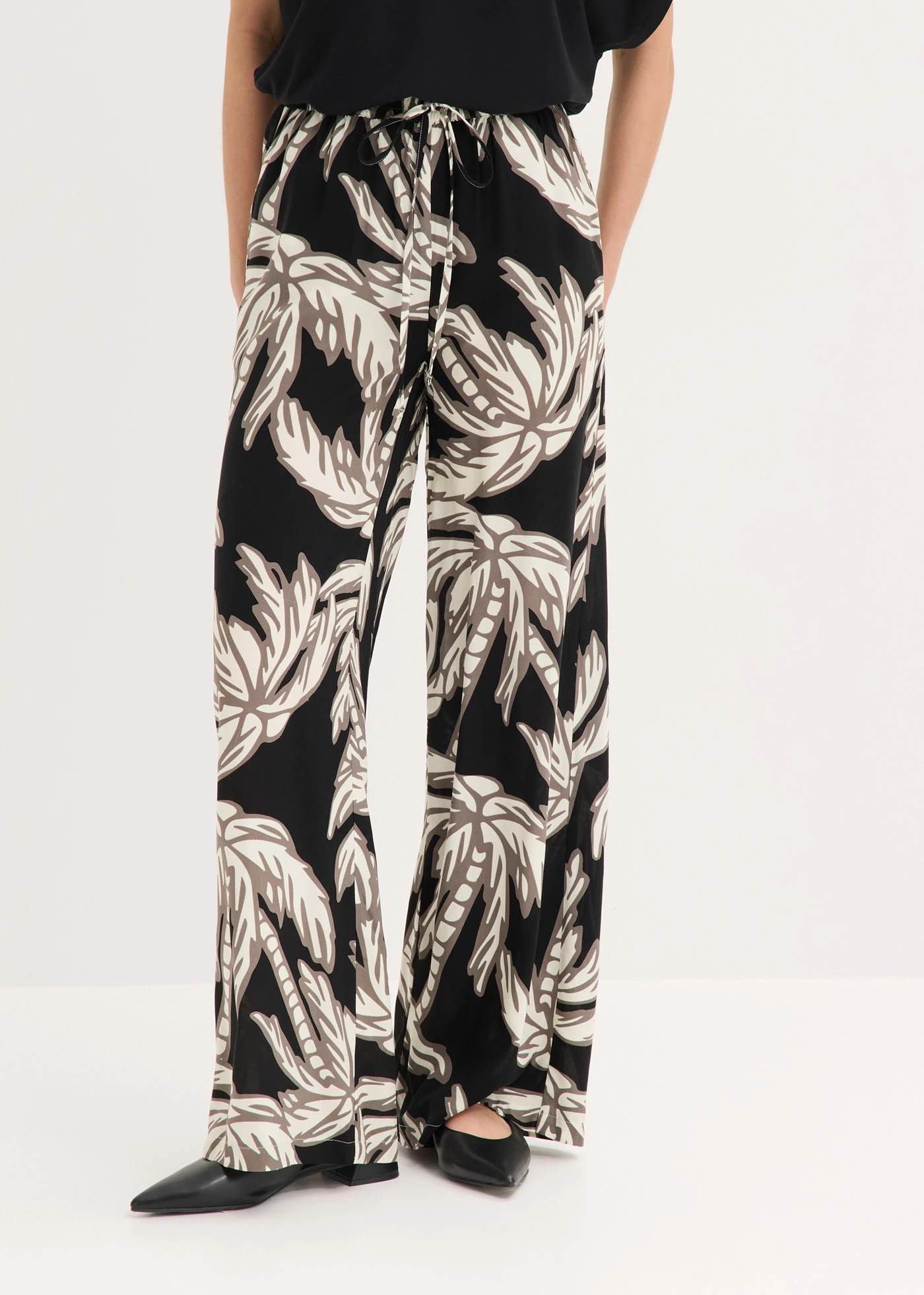 Pantaloni marlene din viscoză fluidă • negru/alb floral • magazin bonprix