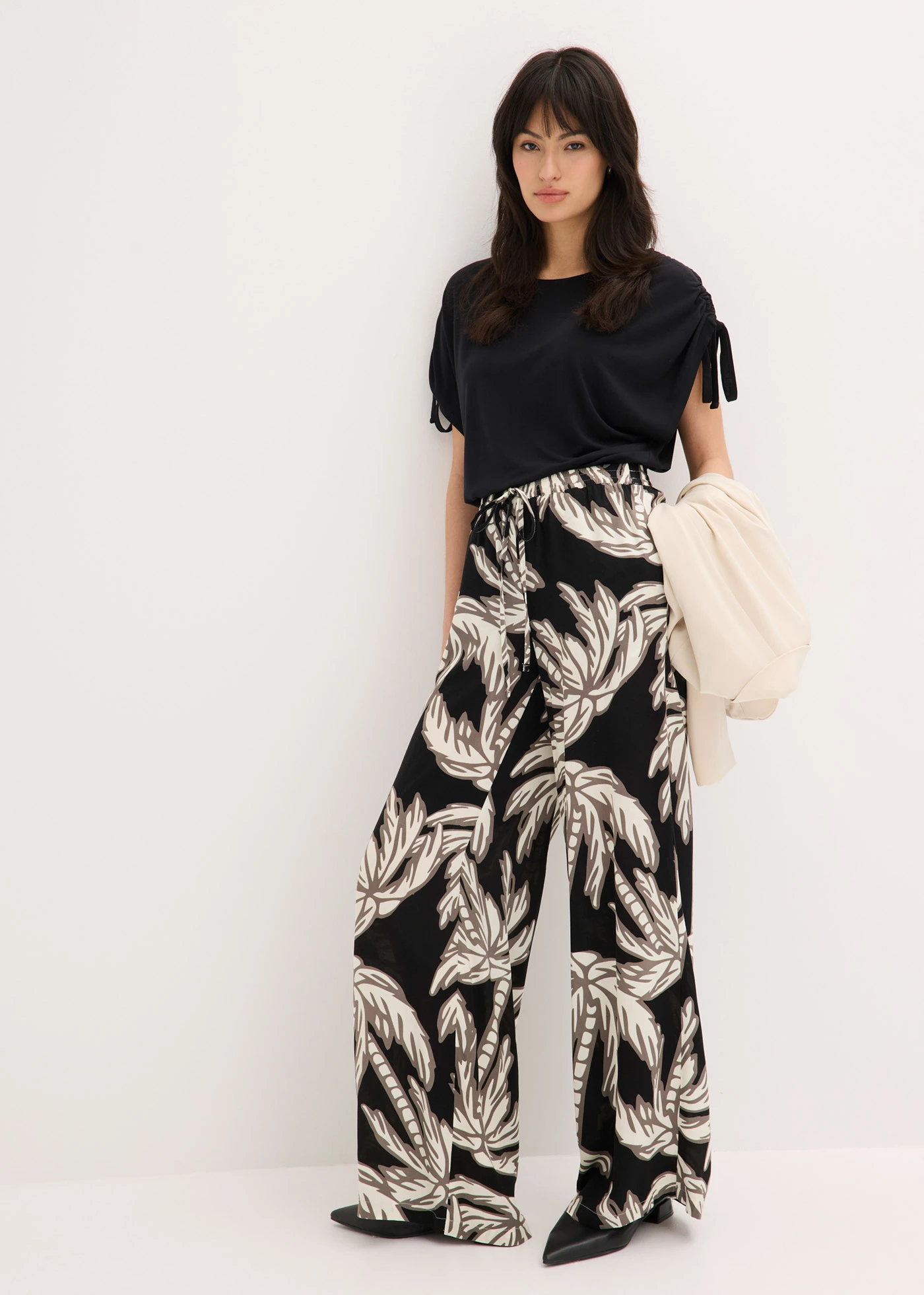 Pantaloni marlene din viscoză fluidă • negru/alb floral • magazin bonprix