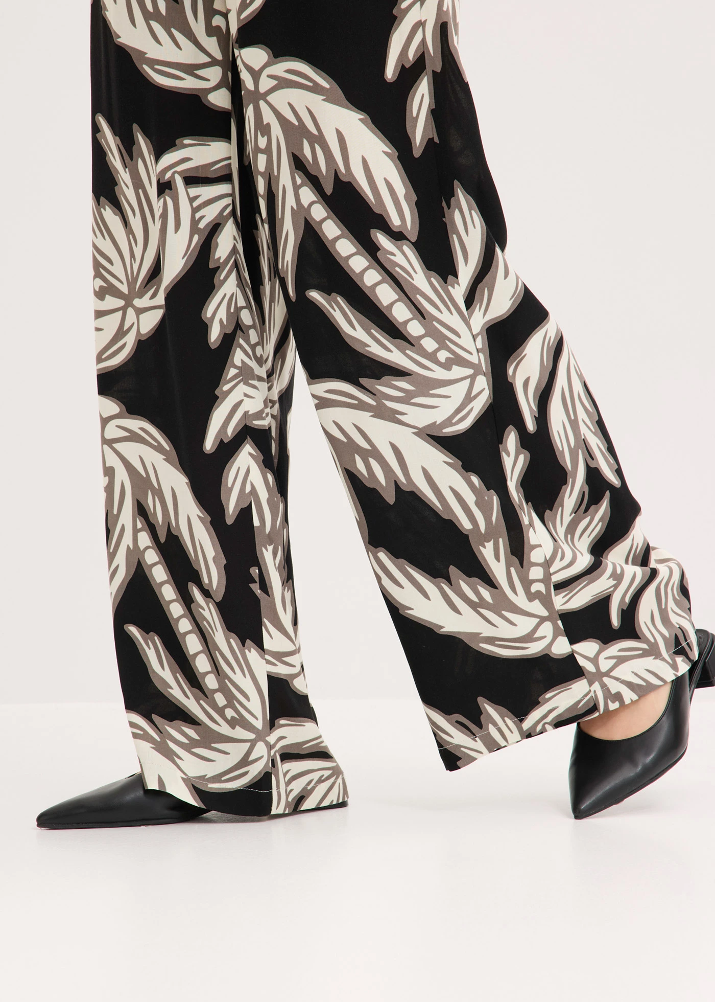 Pantaloni marlene din viscoză fluidă • negru/alb floral • magazin bonprix