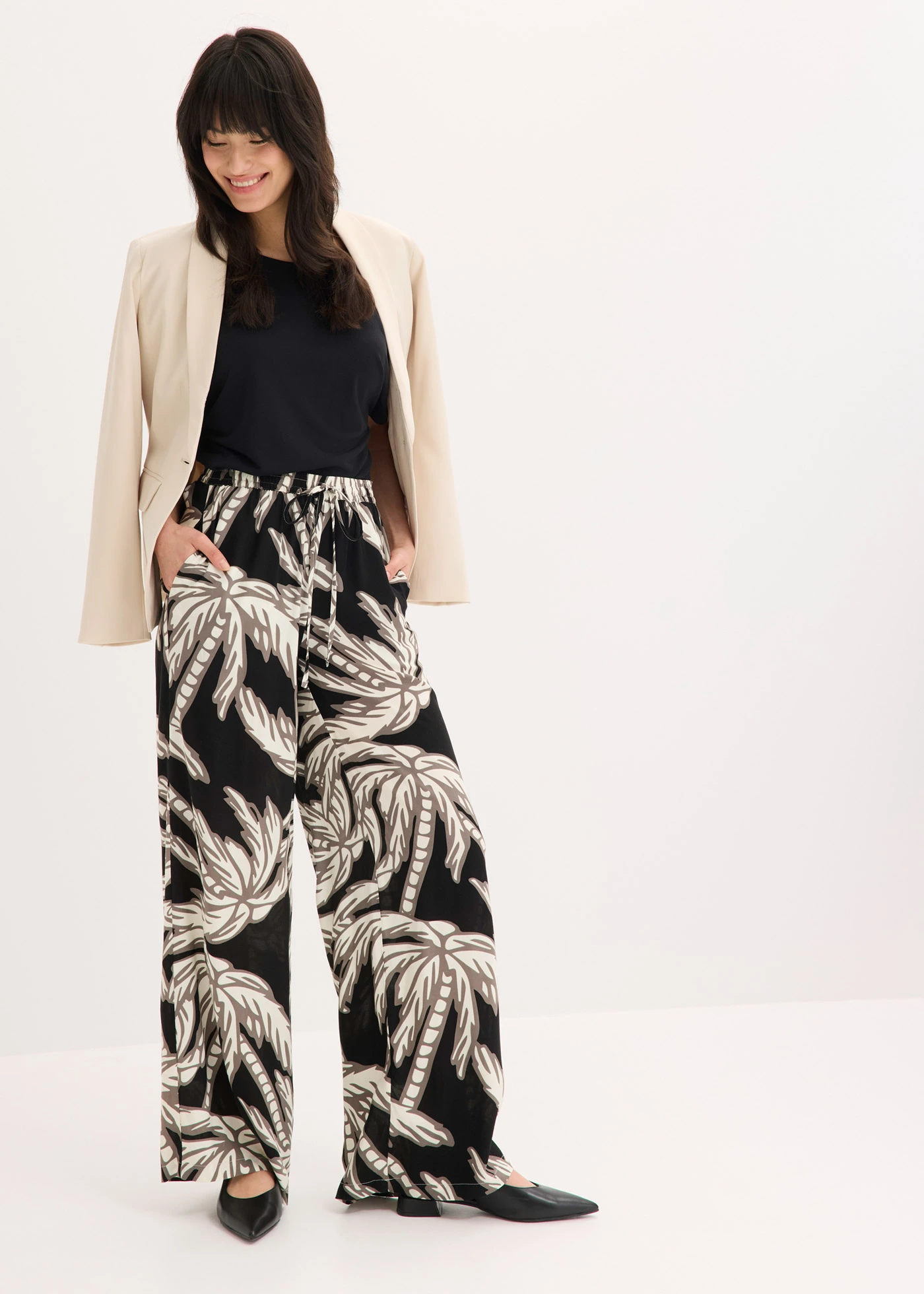 Pantaloni marlene din viscoză fluidă • negru/alb floral • magazin bonprix