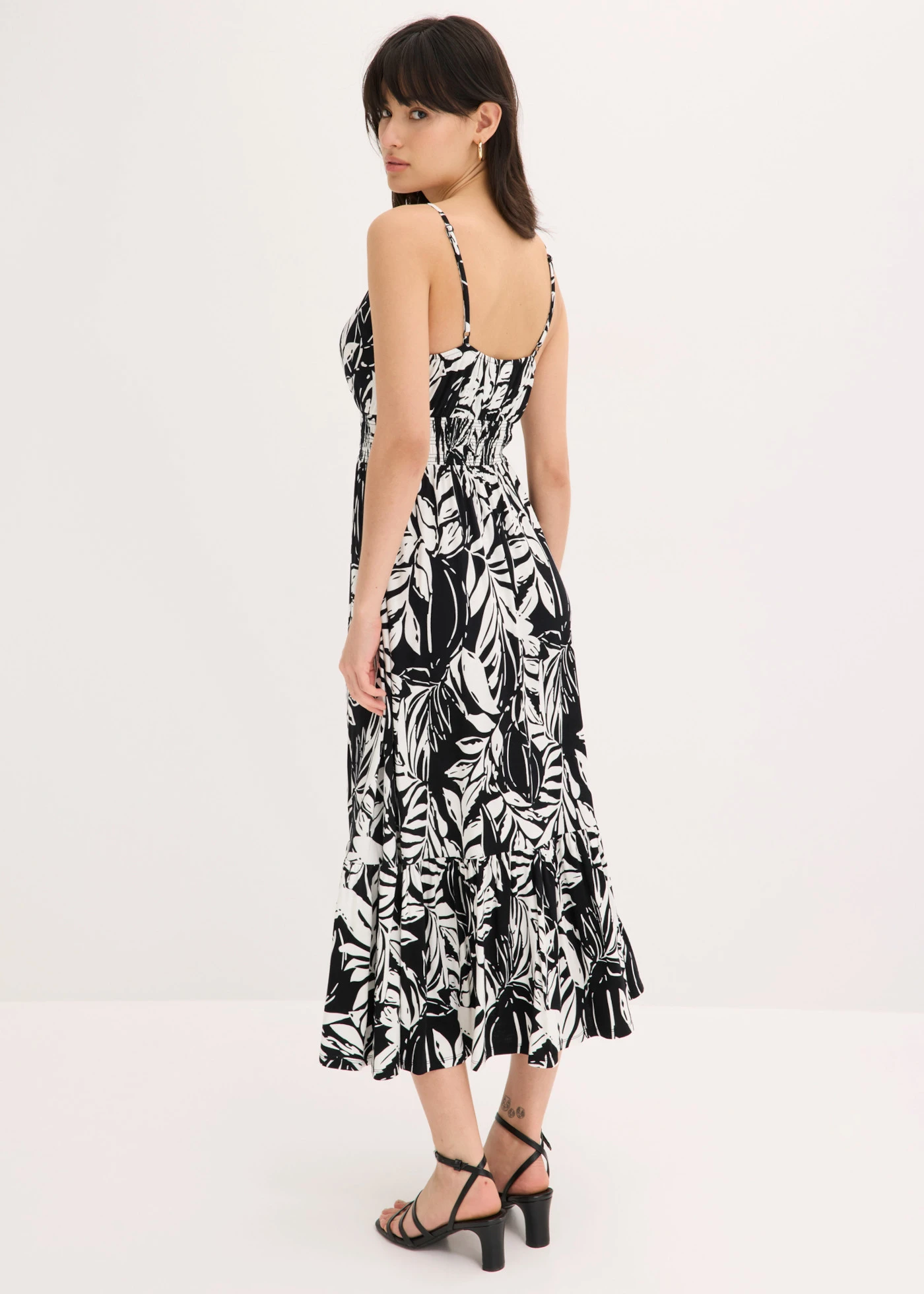 Robe à fines bretelles en jersey viscose • noir-blanc floral • Boutique bonprix