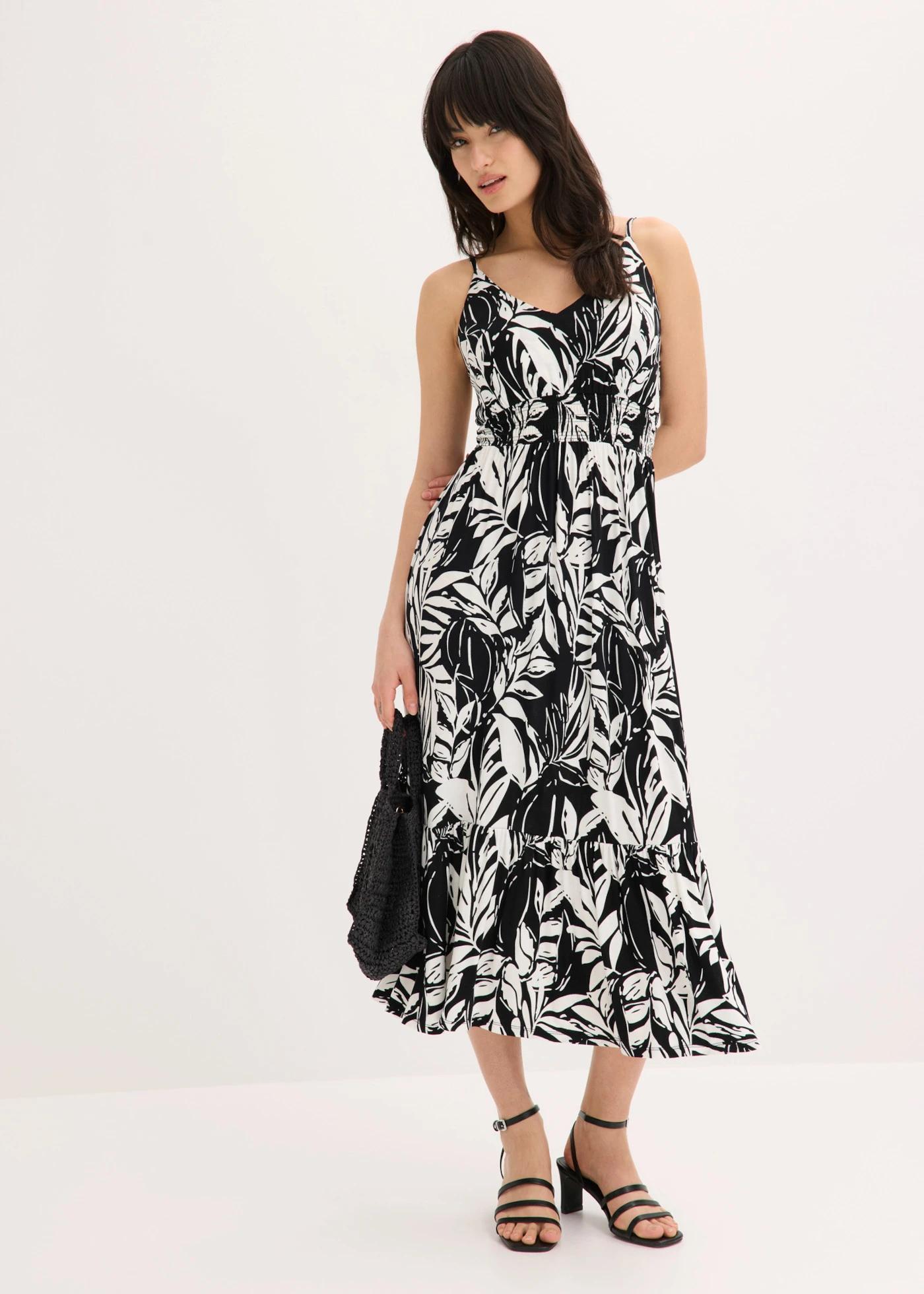 Jurk met spaghettibandjes in een zachte viscosemix • zwart-wit gebloemd • bonprix online shop