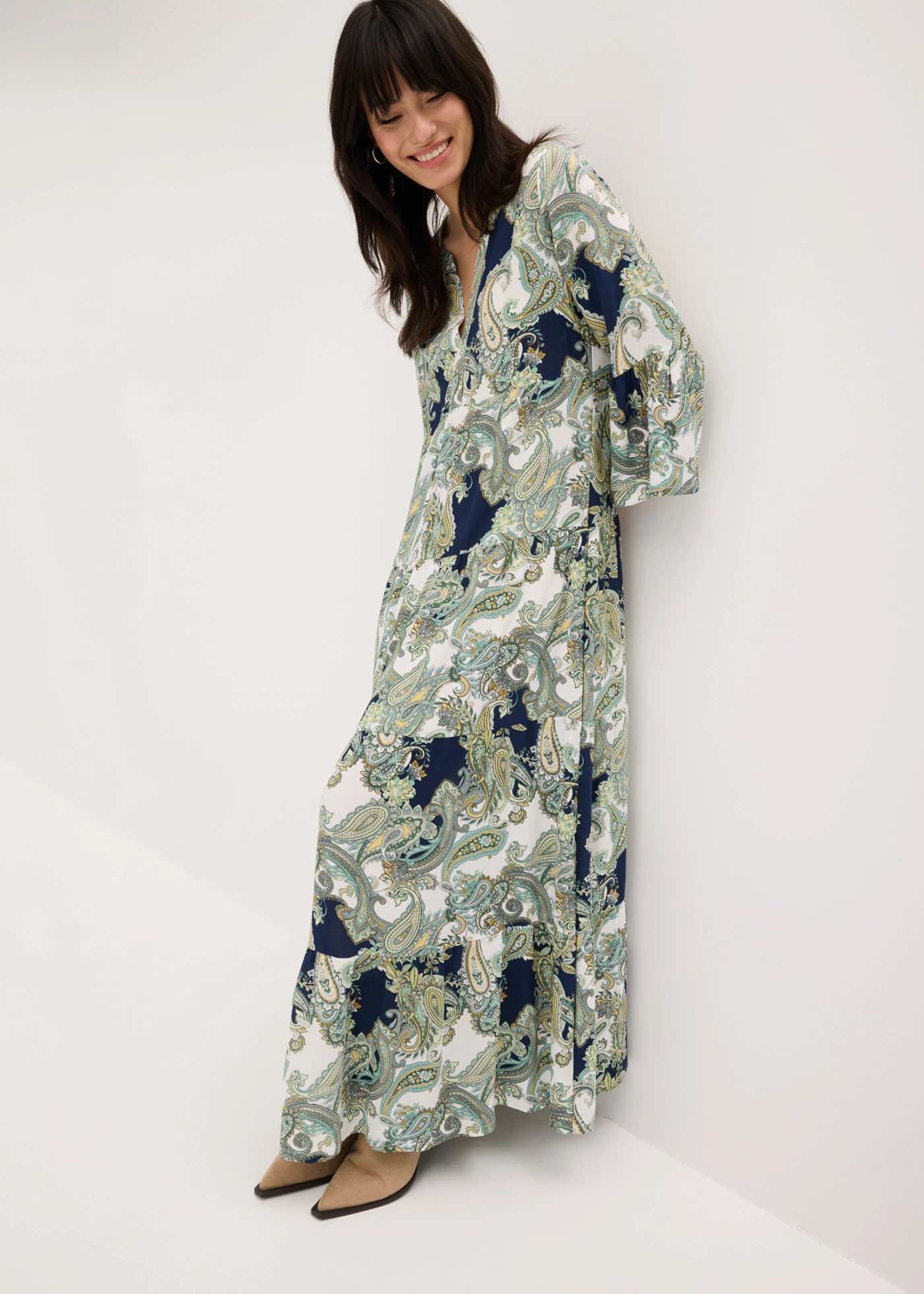 Robe longue et fluide en viscose • bleu foncé-blanc-vert clair paisley • Boutique bonprix