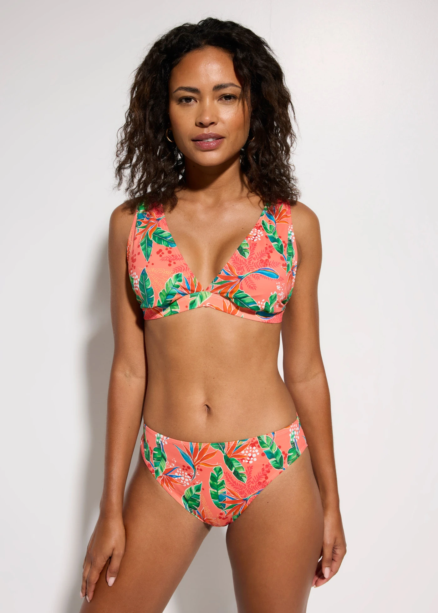 Costum baie cu model triunghiular (set/2piese) • corai floral cu imprimeu • magazin bonprix