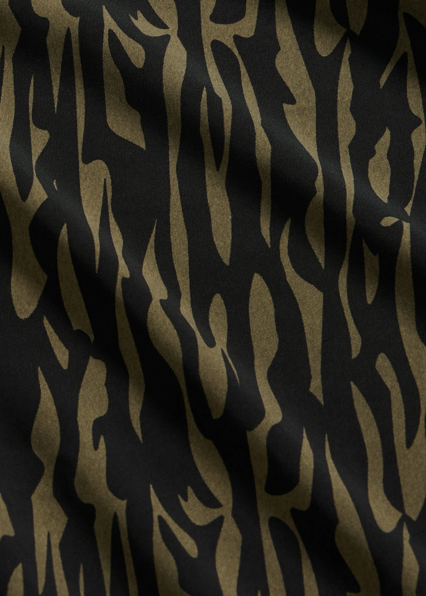 Korte niet-schurende legging met verkoelend materiaal • zwart-kaki • bonprix online shop