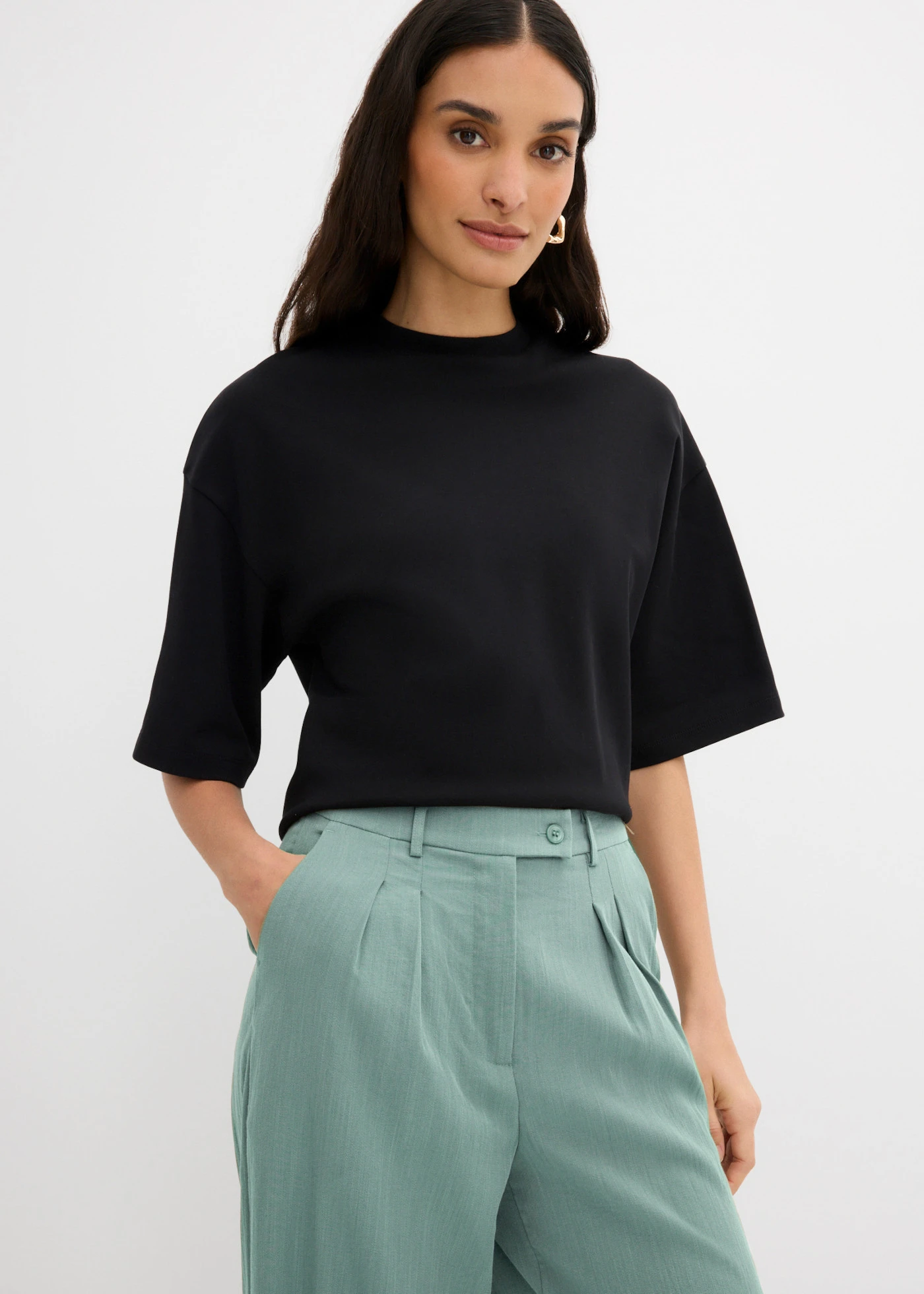 Pantalon avec bouton décoratif • gris vert • Boutique bonprix