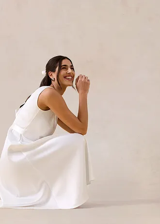 Sukienka ołówkowa z połyskującej satyny • biel wełny • sklep bonprix