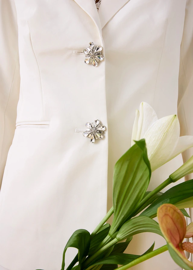 Blazer met sierknopen • wolwit • product-page.page-title-suffix