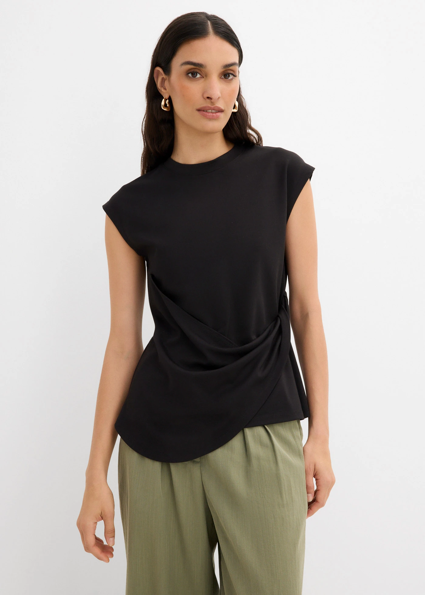 Shirt met asymmetrische onderrand van een viscose-mix • zwart • bonprix online shop