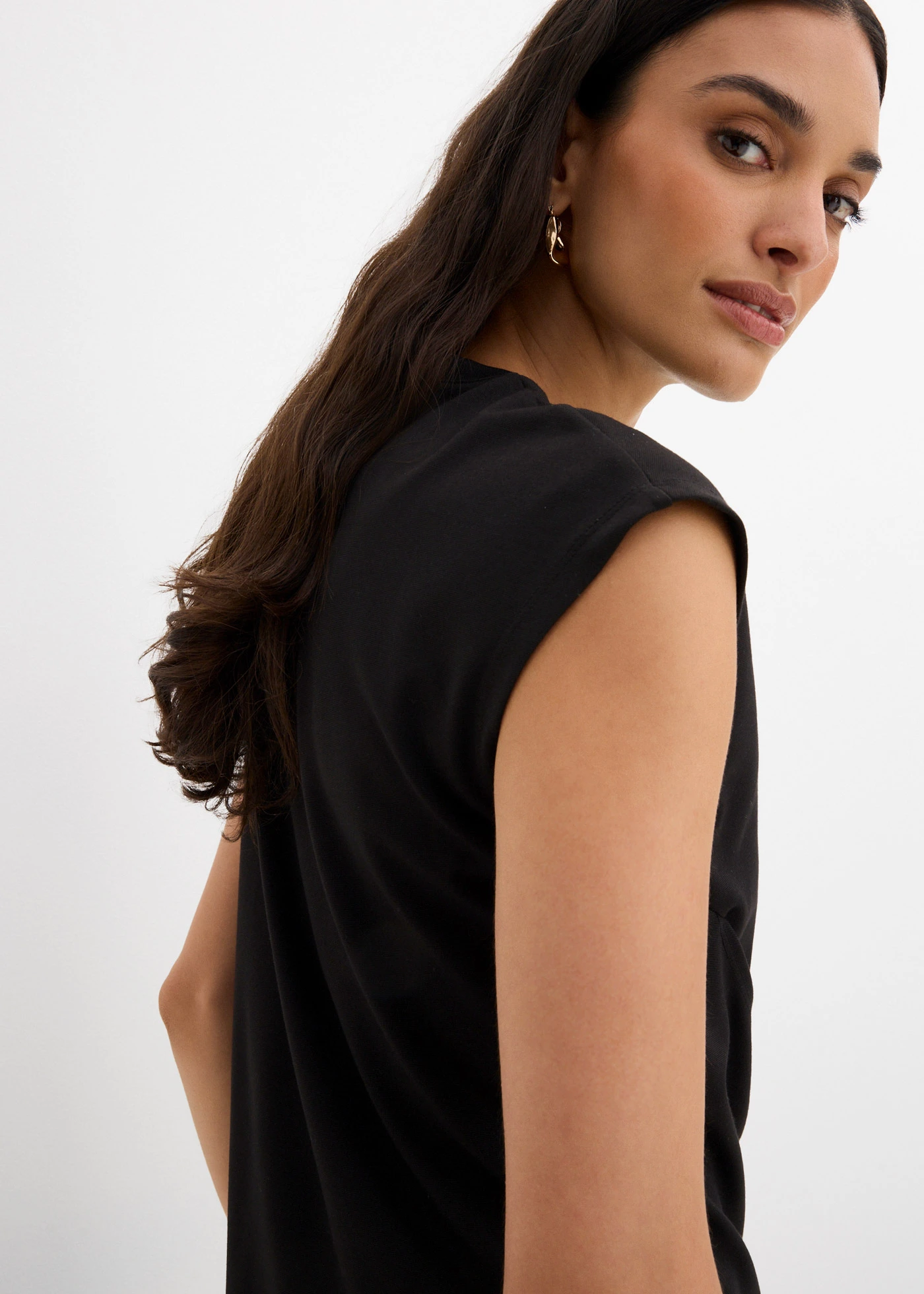 Shirt met asymmetrische onderrand van een viscose-mix • zwart • bonprix online shop