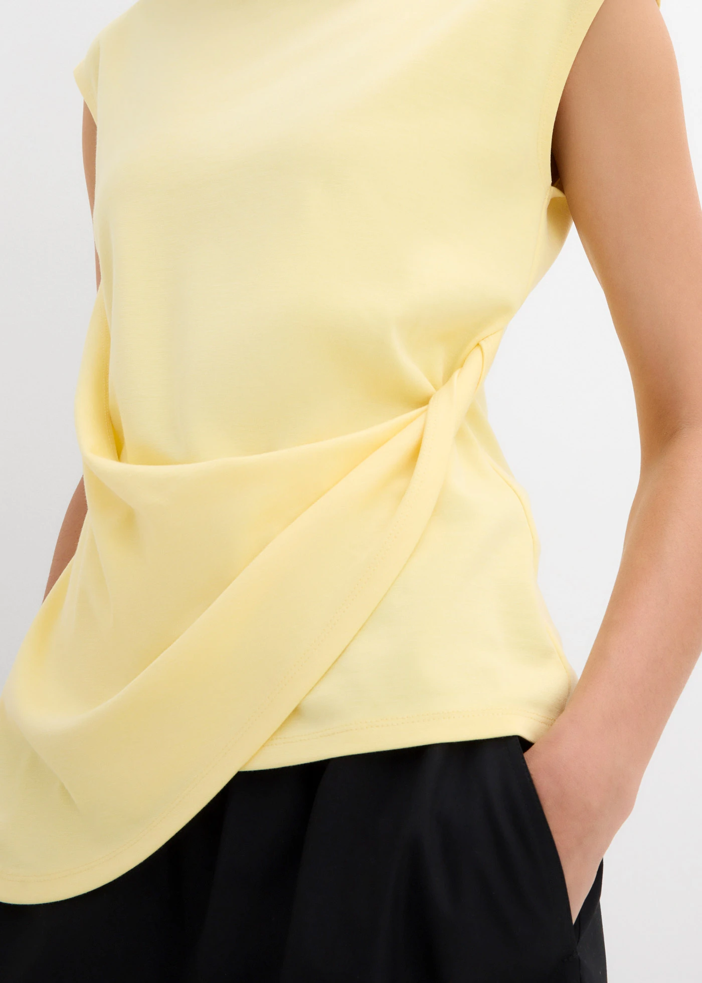 T-shirt à base asymétrique • jaune clair • Boutique bonprix