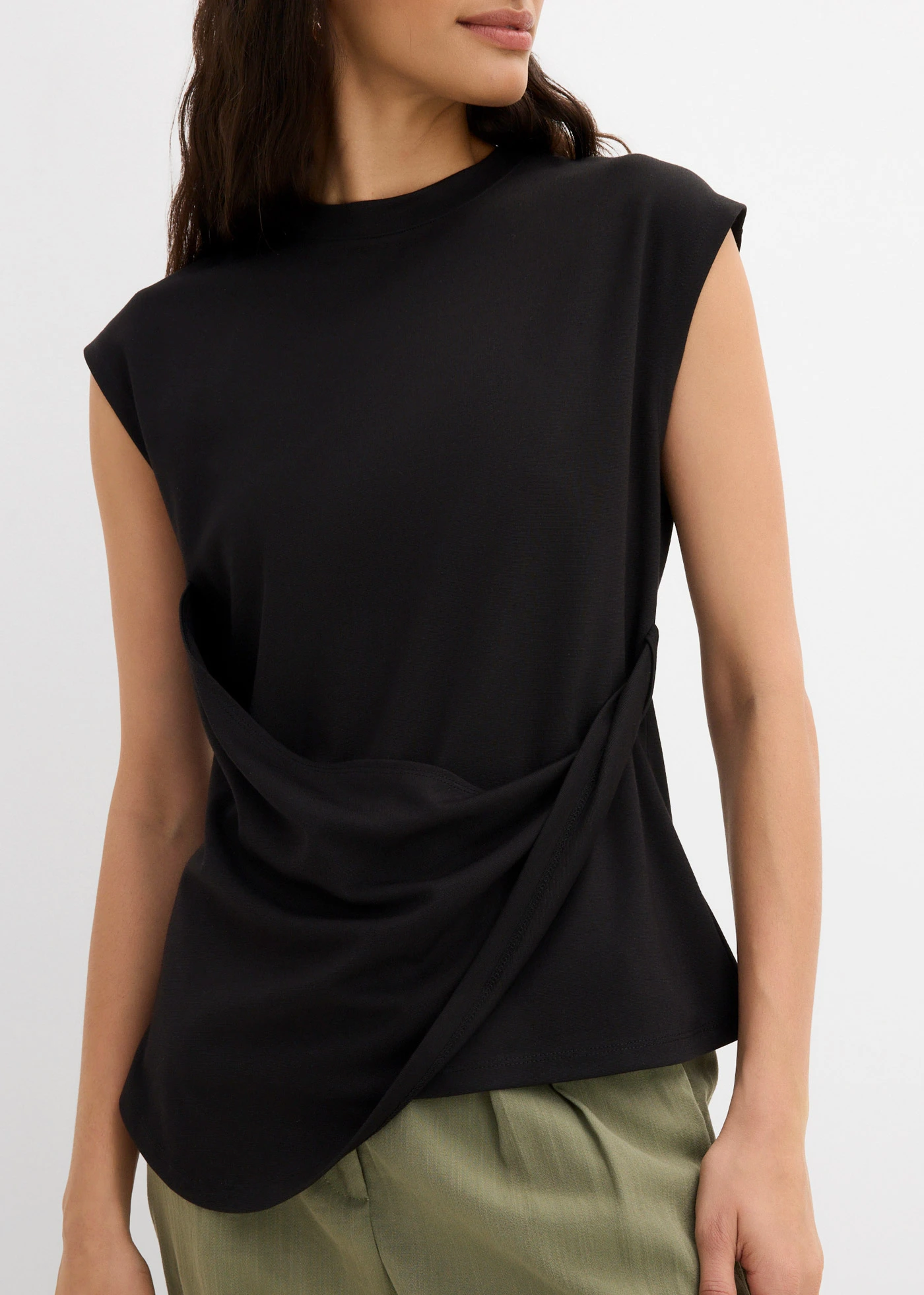 Shirt met asymmetrische onderrand van een viscose-mix • zwart • bonprix online shop
