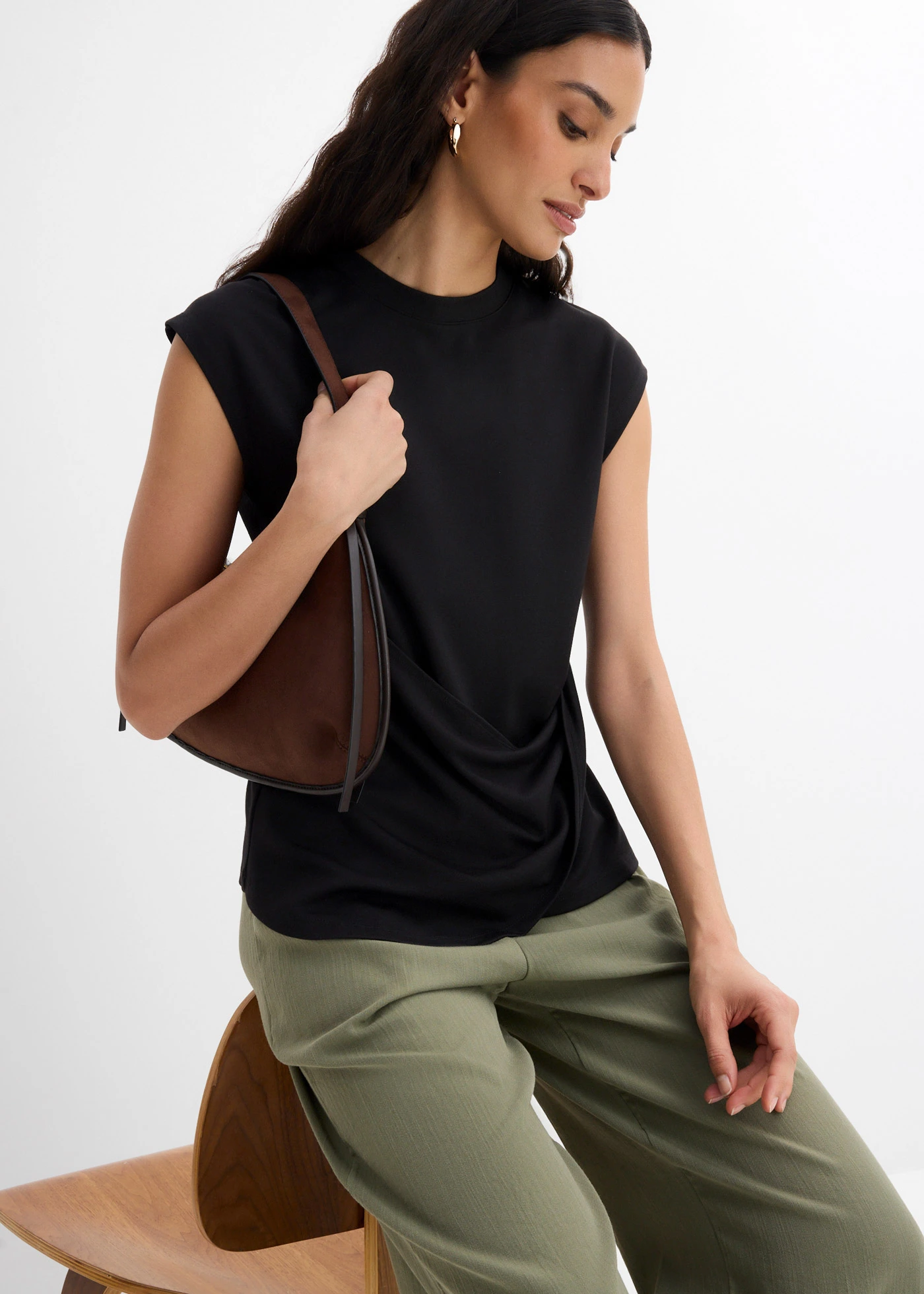 Shirt met asymmetrische onderrand van een viscose-mix • zwart • bonprix online shop