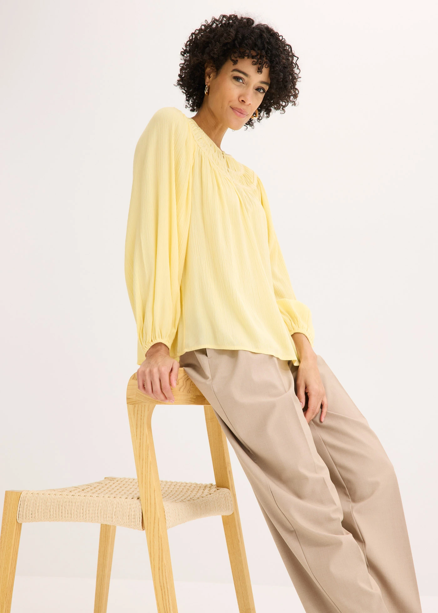 Tunique avec galons dentelle • jaune clair • Boutique bonprix