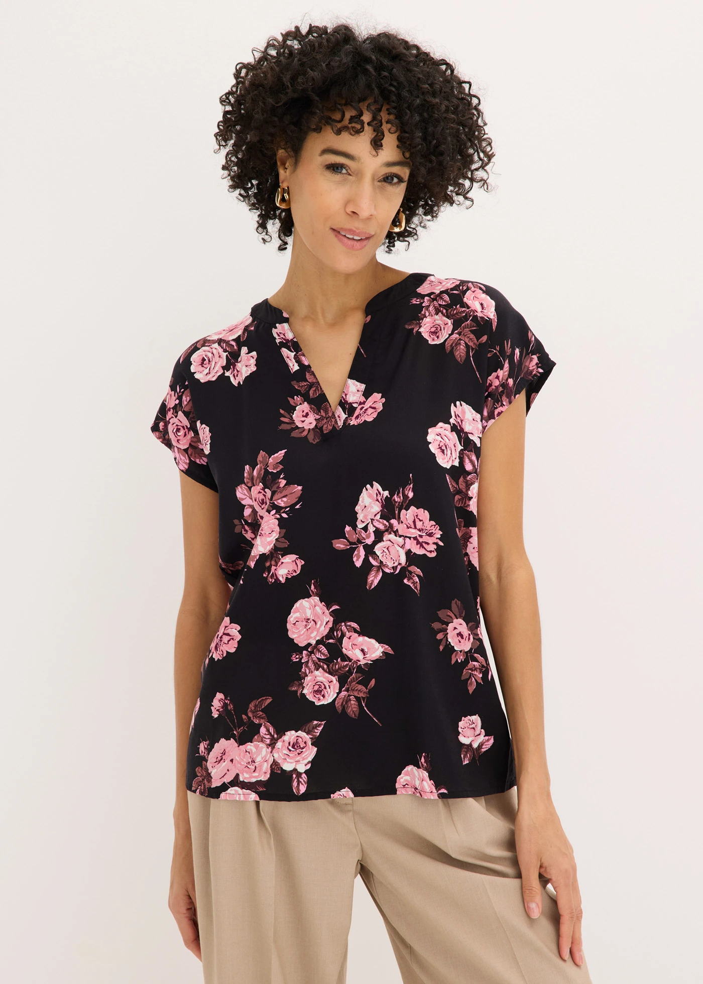 Tunică din viscoză • negru-roz deschis floral • magazin bonprix