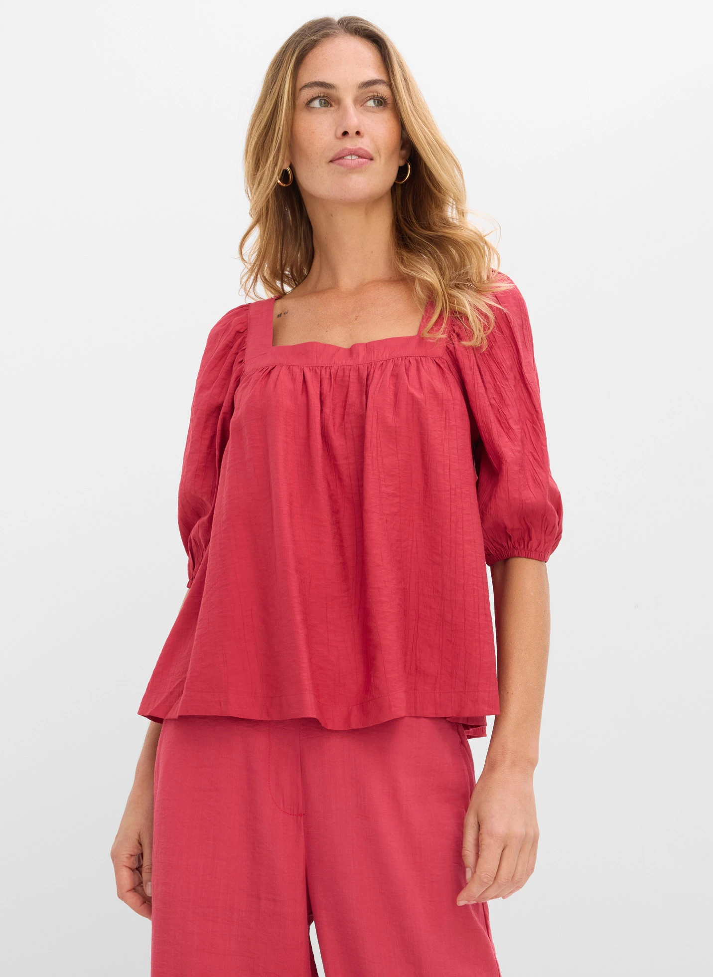 Blouse à effet froissé • rouge cerise • Boutique bonprix