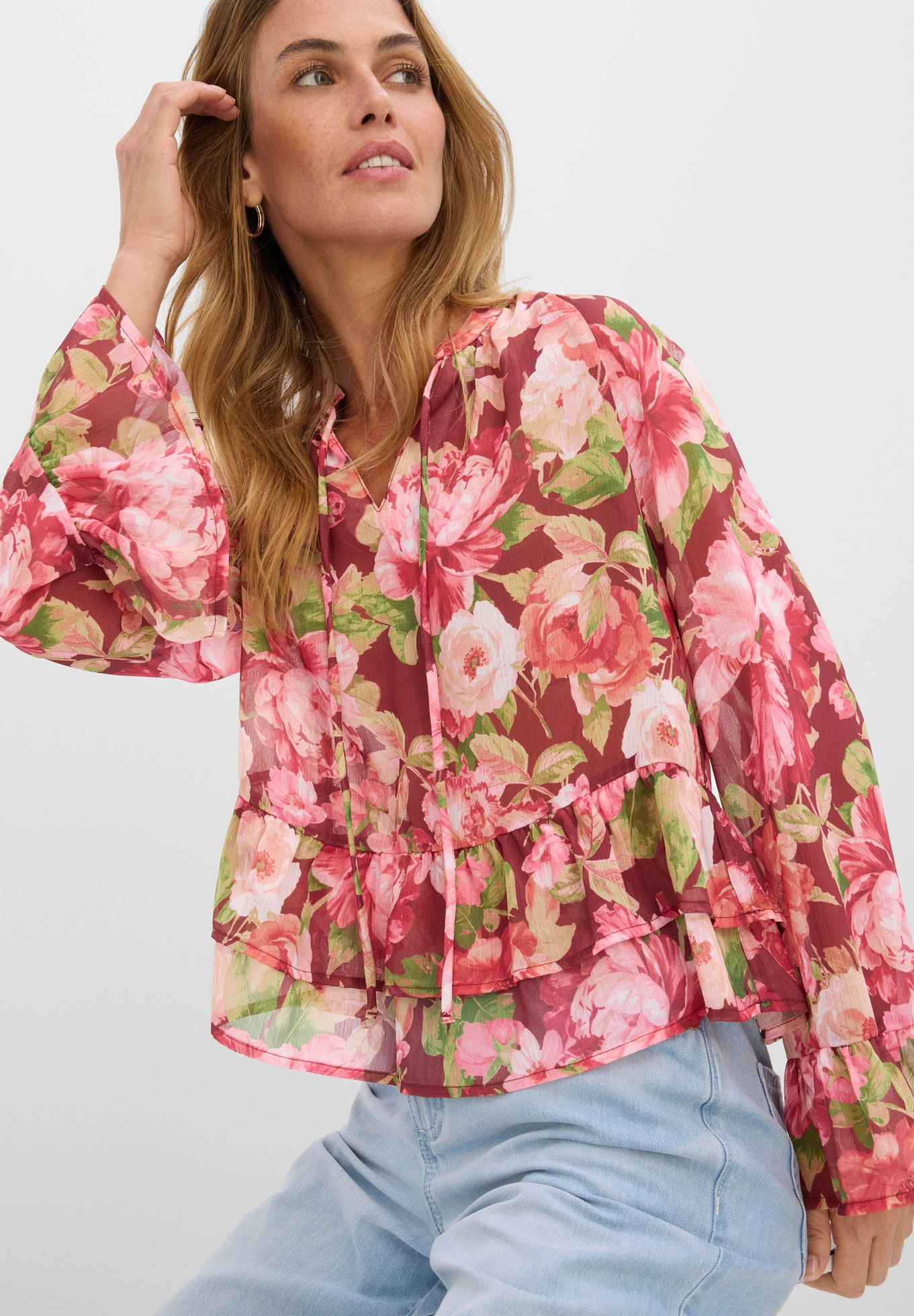 Sifon blúz fodrokkal • rubinvörös/virágmintás • bonprix áruház