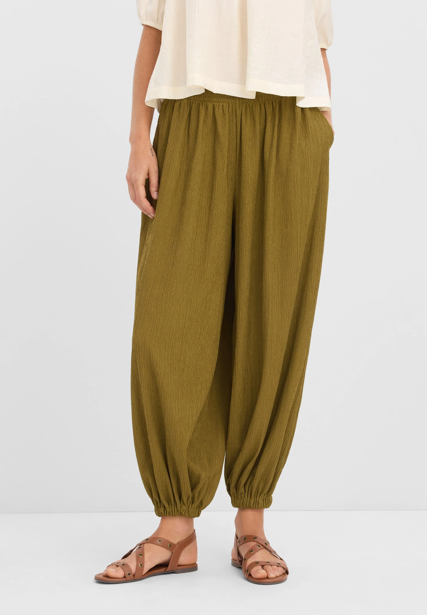 Harembroek van gestructureerde crêpe • natuurgroen • bonprix online shop