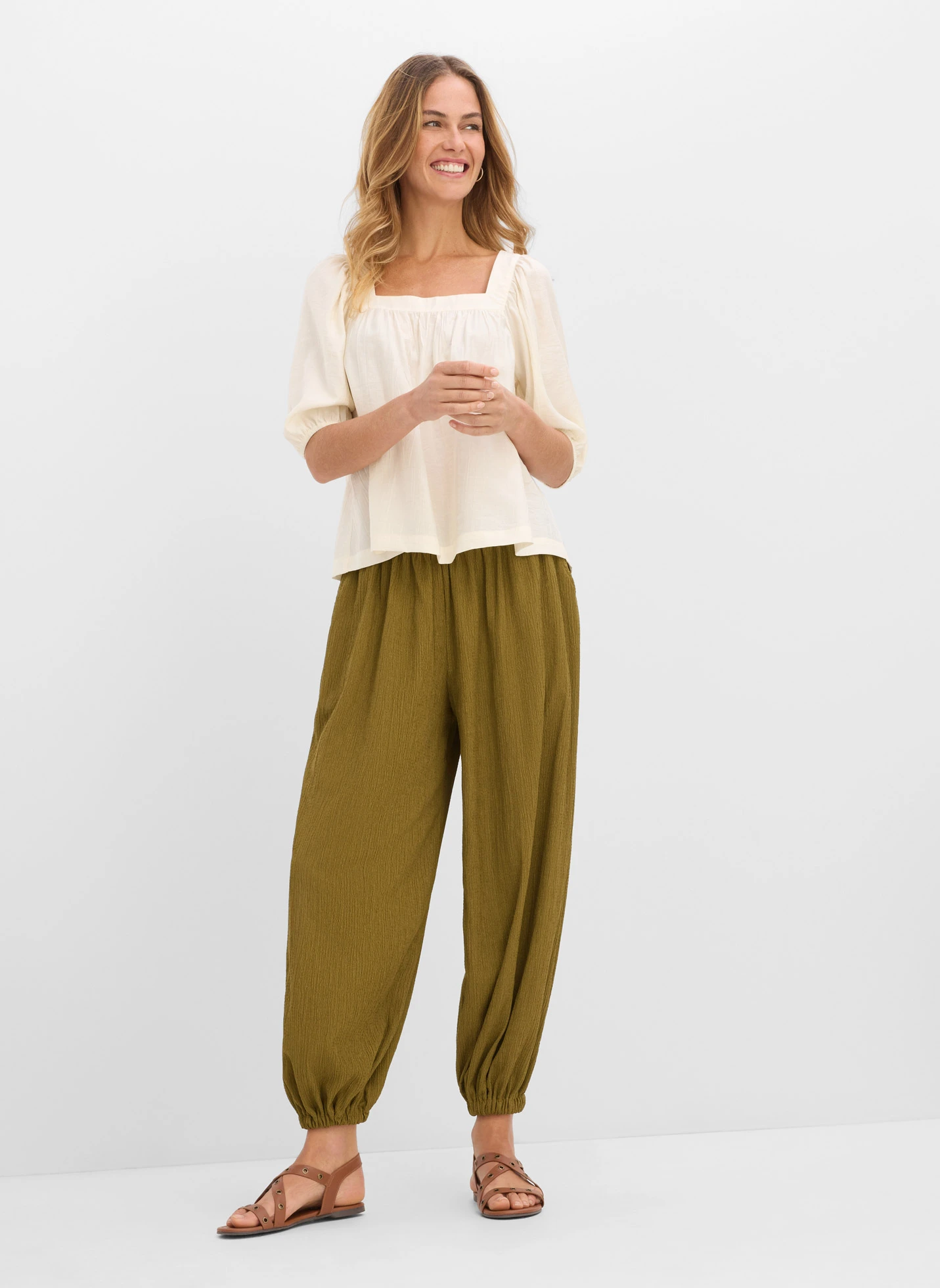 Spodnie haremki ze strukturalnej krepy • zielony naturalny • sklep bonprix