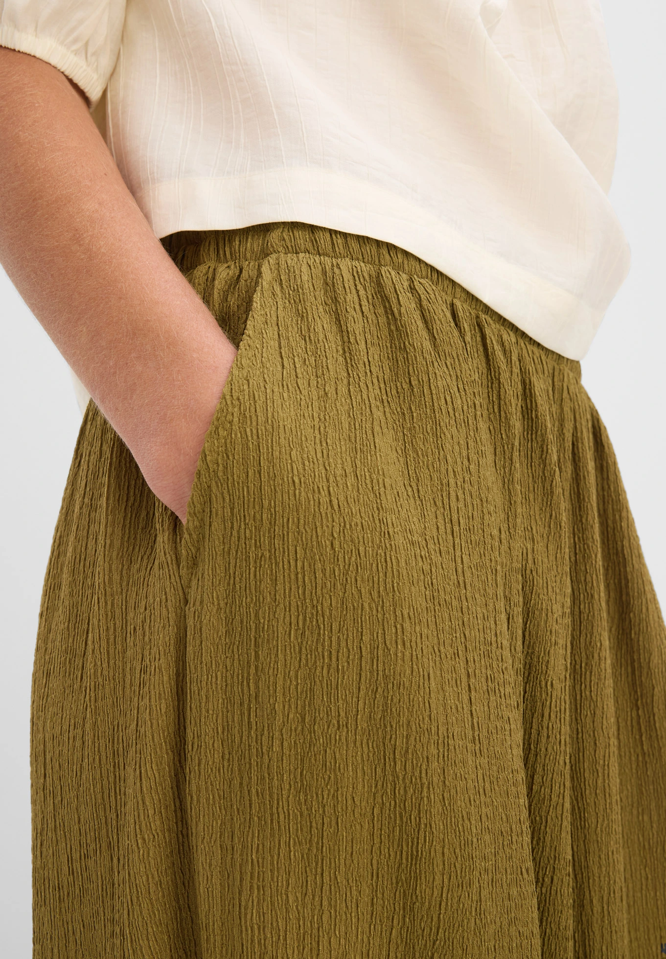 Pantalon sarouel en crêpe texturé • vert nature • Boutique bonprix