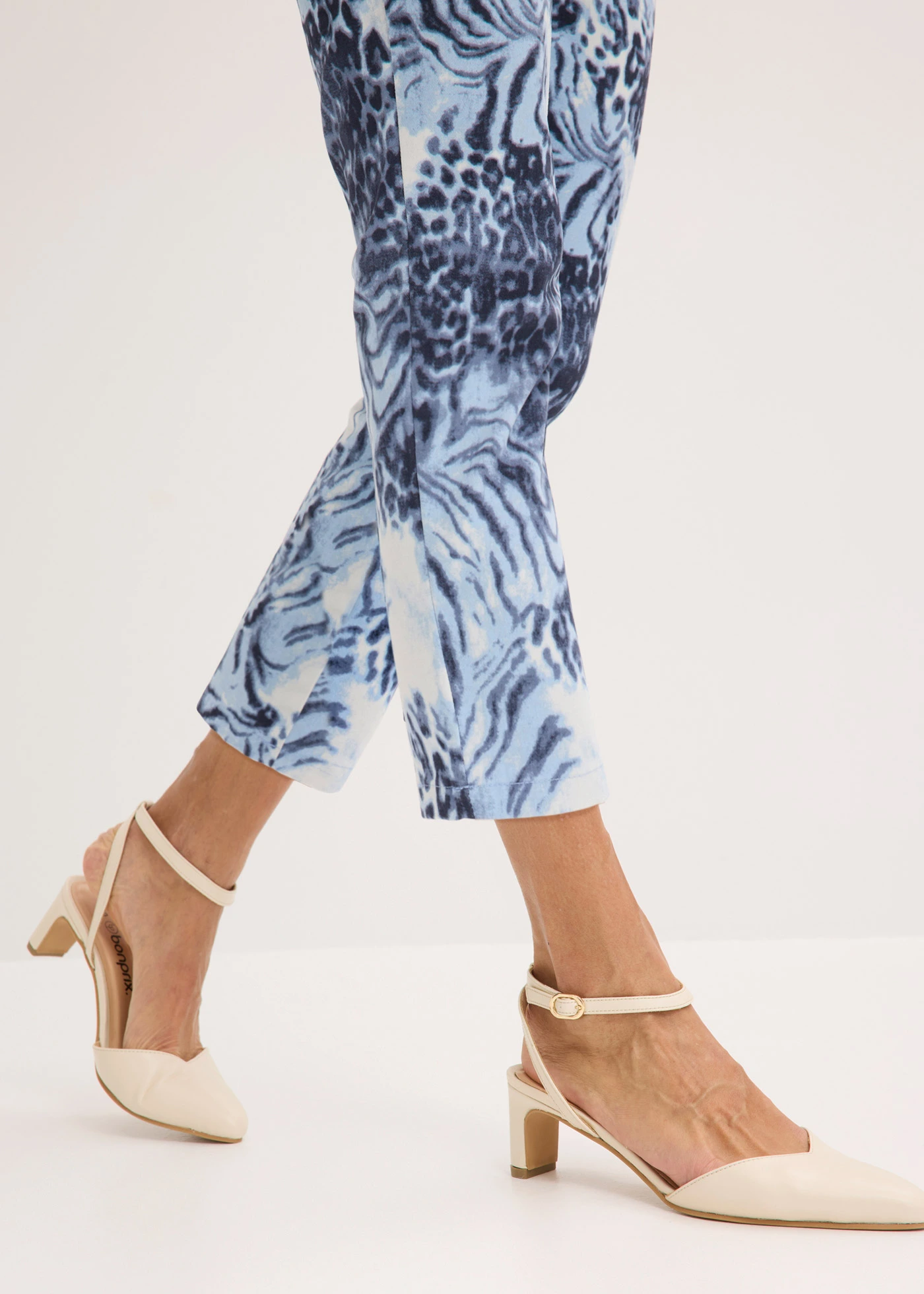 Pantaloni 7/8 cu imprimeu și stretch • imprimat leo albastru fumuriu • magazin bonprix