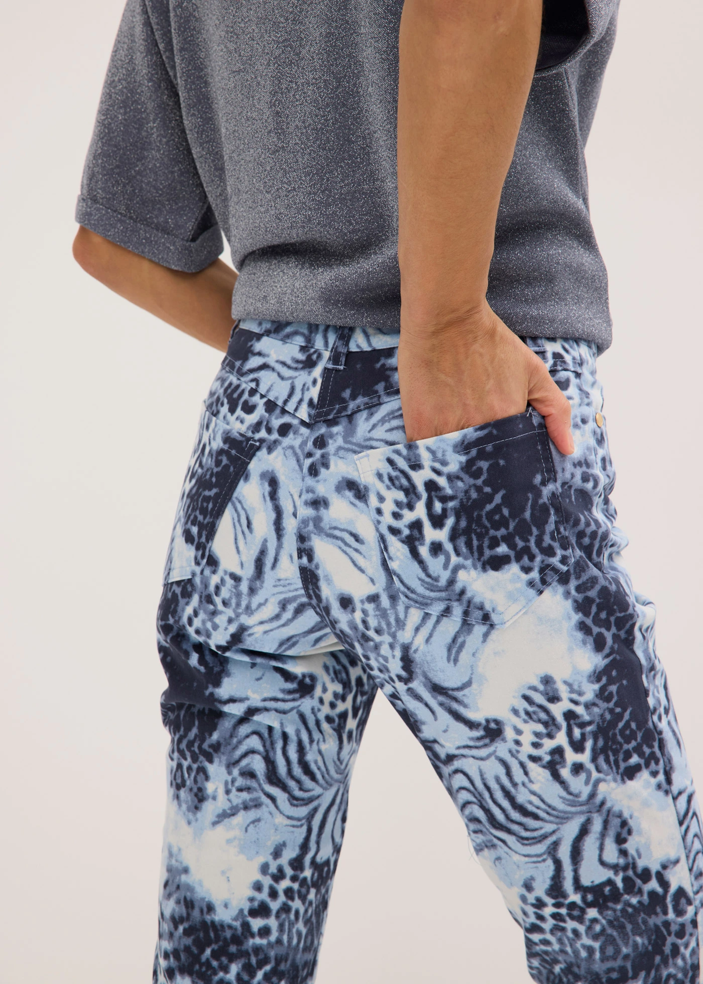 Pantaloni 7/8 cu imprimeu și stretch • imprimat leo albastru fumuriu • magazin bonprix