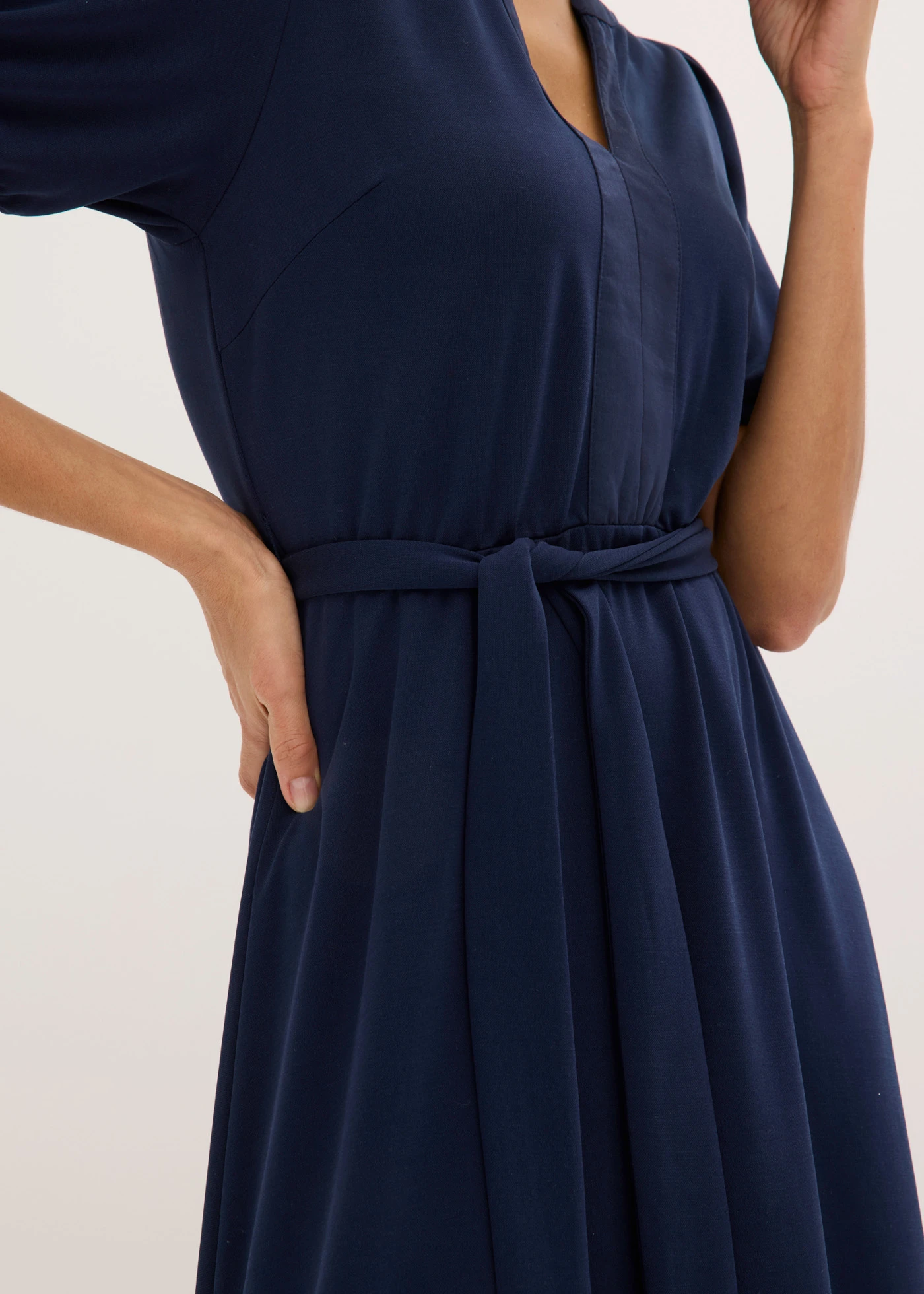 Midi jurk van viscose-piqué met satijnen strook • donkerblauw • bonprix online shop