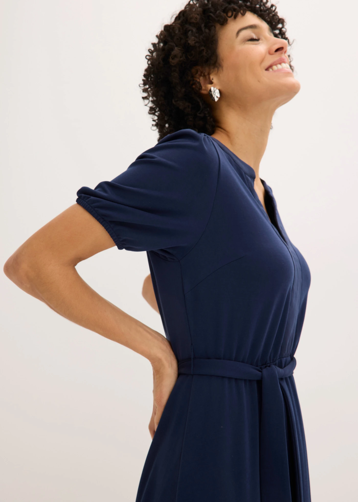 Midi jurk van viscose-piqué met satijnen strook • donkerblauw • bonprix online shop