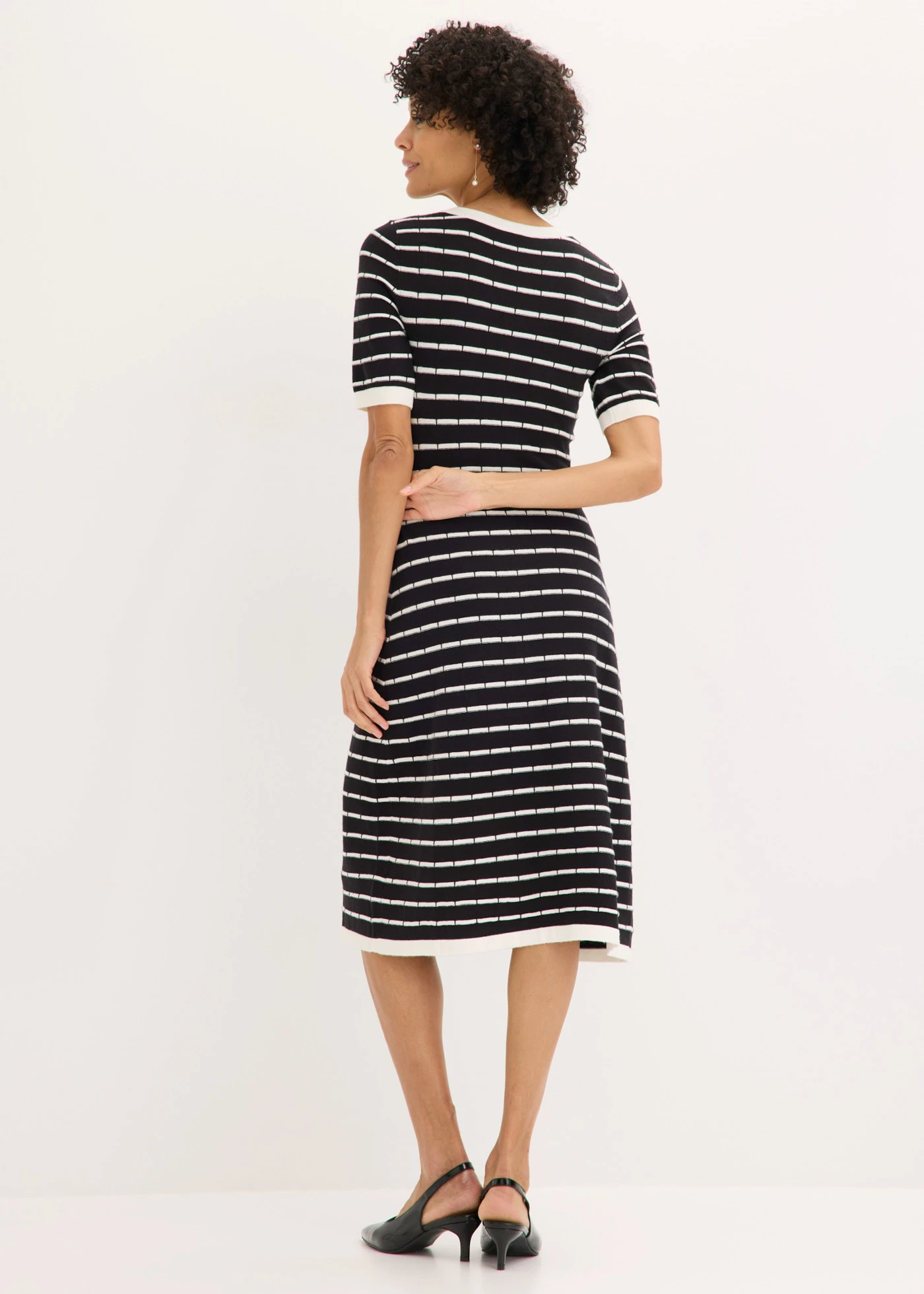 Robe en maille boutonnée • noir-écru rayé • Boutique bonprix